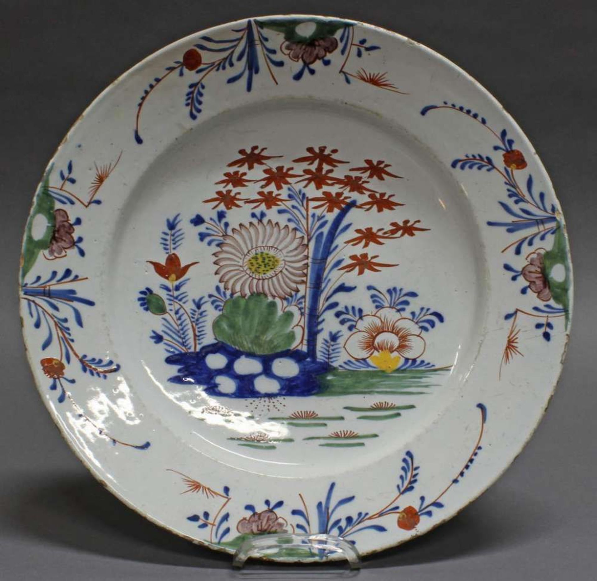 Reserve: 100 EUR        Platte, Delft, 18./19. Jh., Fayence, polychrom, Blumen an Felsen, ø 35 cm, - Image 2 of 2