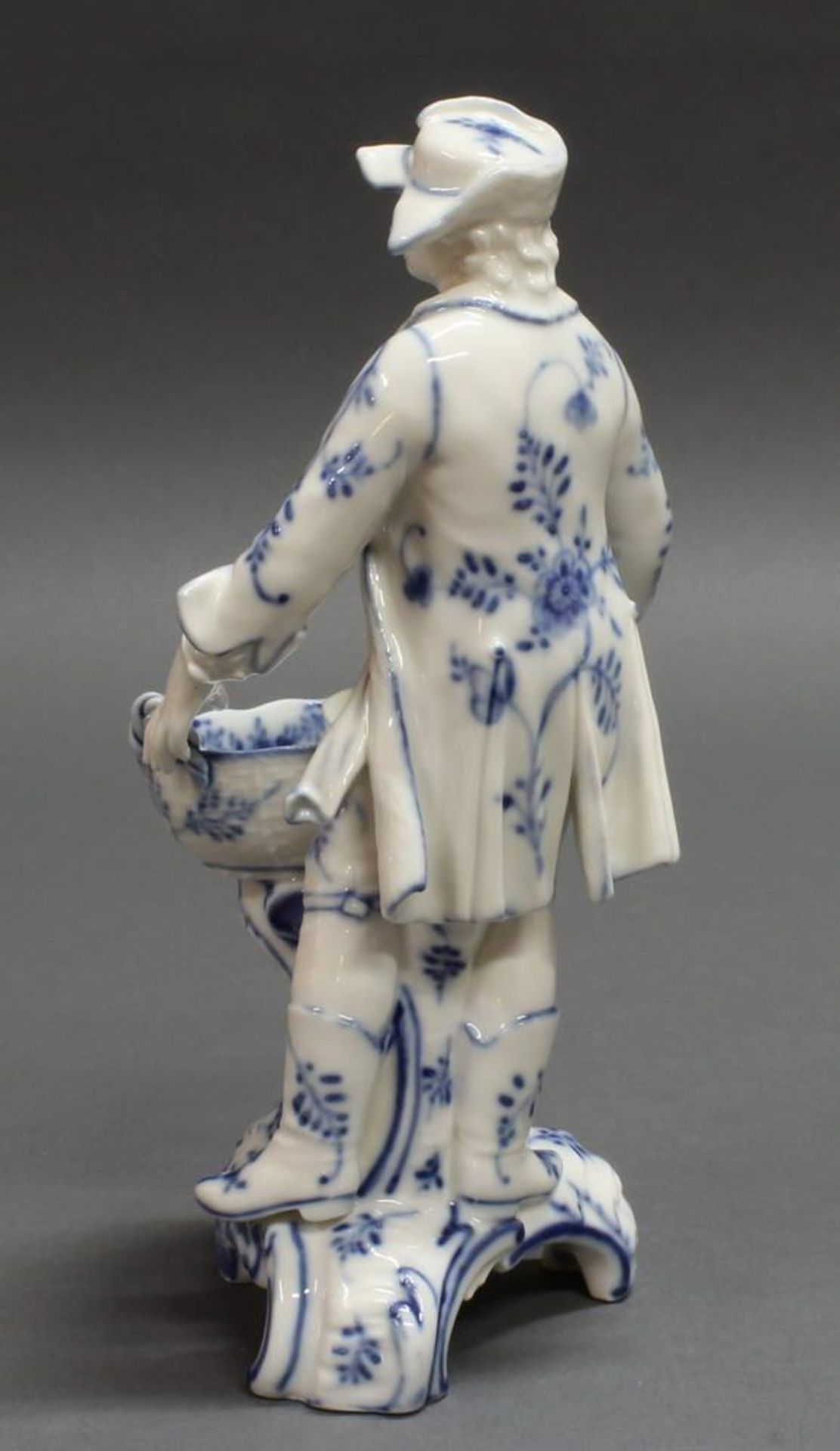 Reserve: 100 EUR        Porzellanfigur, "Winter", KPM Berlin, Blaudekor, Modellentwurf von Friedrich - Image 4 of 8