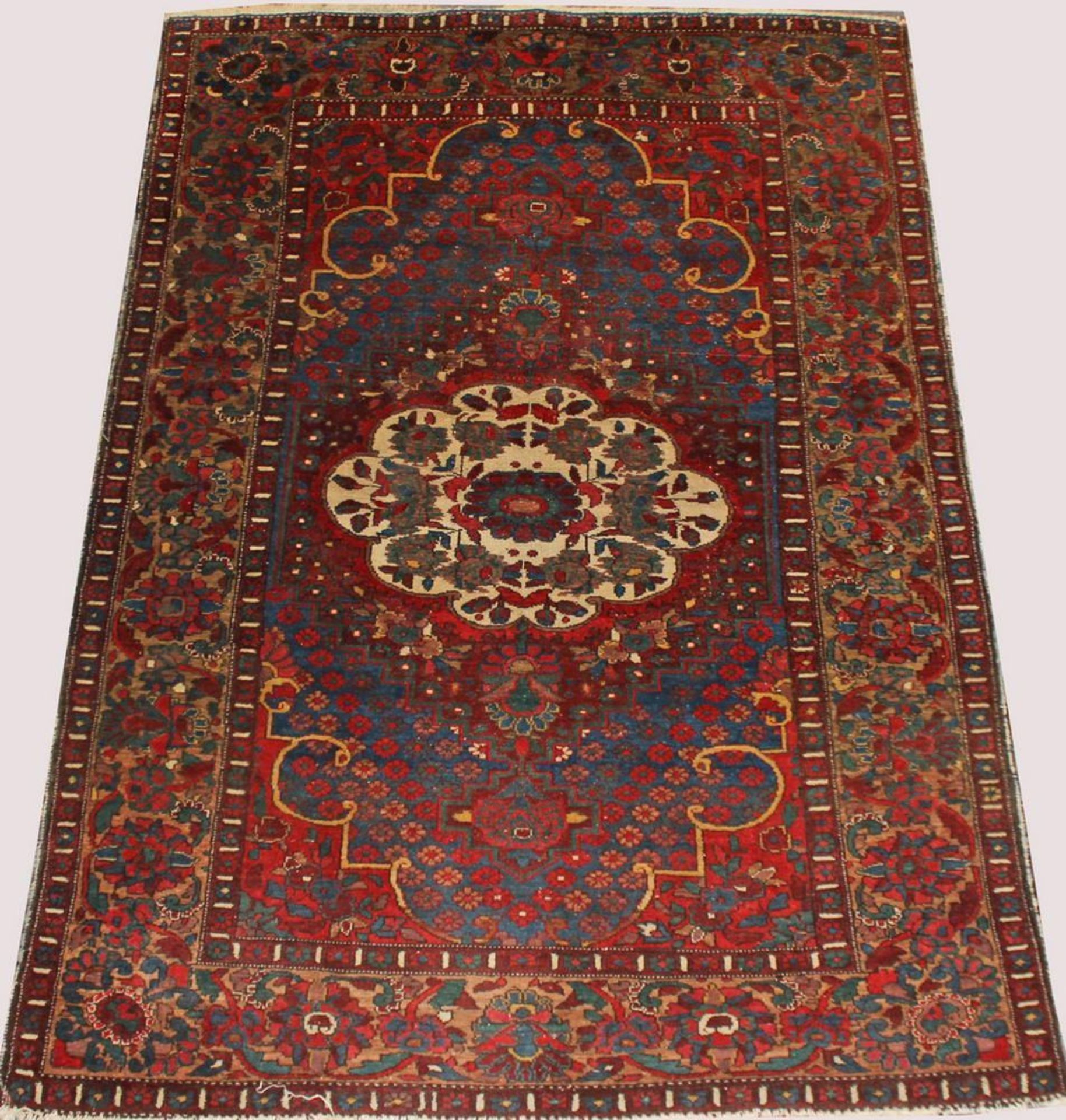 Reserve: 150 EUR        Bachtiar, Persien, älter, ca. 2.15 x 1.50 m, Ränder schadhaft, Fransen