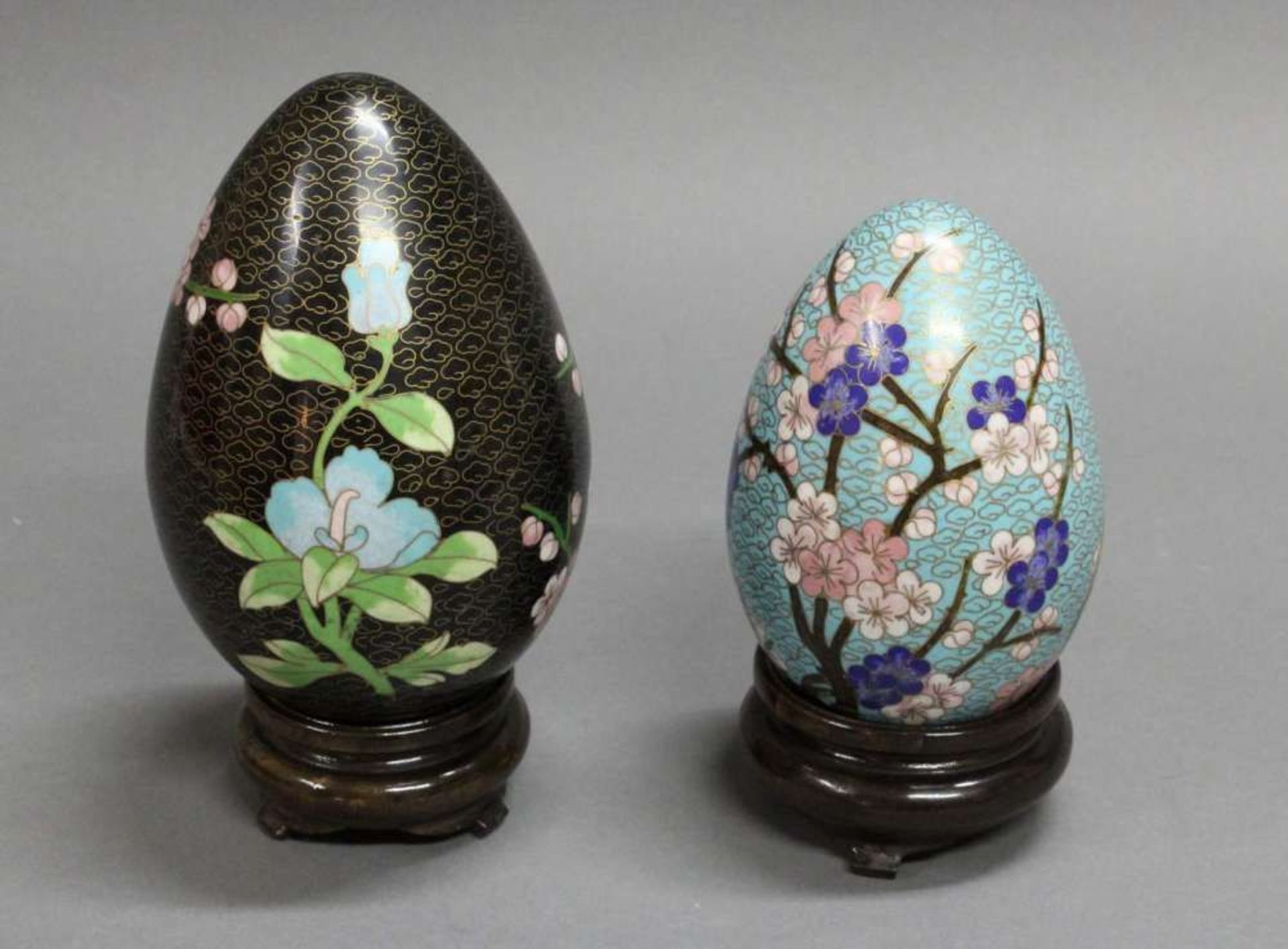 Reserve: 20 EUR        2 Cloisonné-Eier, China, 20. Jh., polychrom, je mit Holzständer, gesamt 17 cm - Image 2 of 6