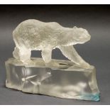 Reserve: 120 EUR        Glasskulptur, Polarbär, im Sockel eingelassene Robbe, neuzeitlich, 15 cm