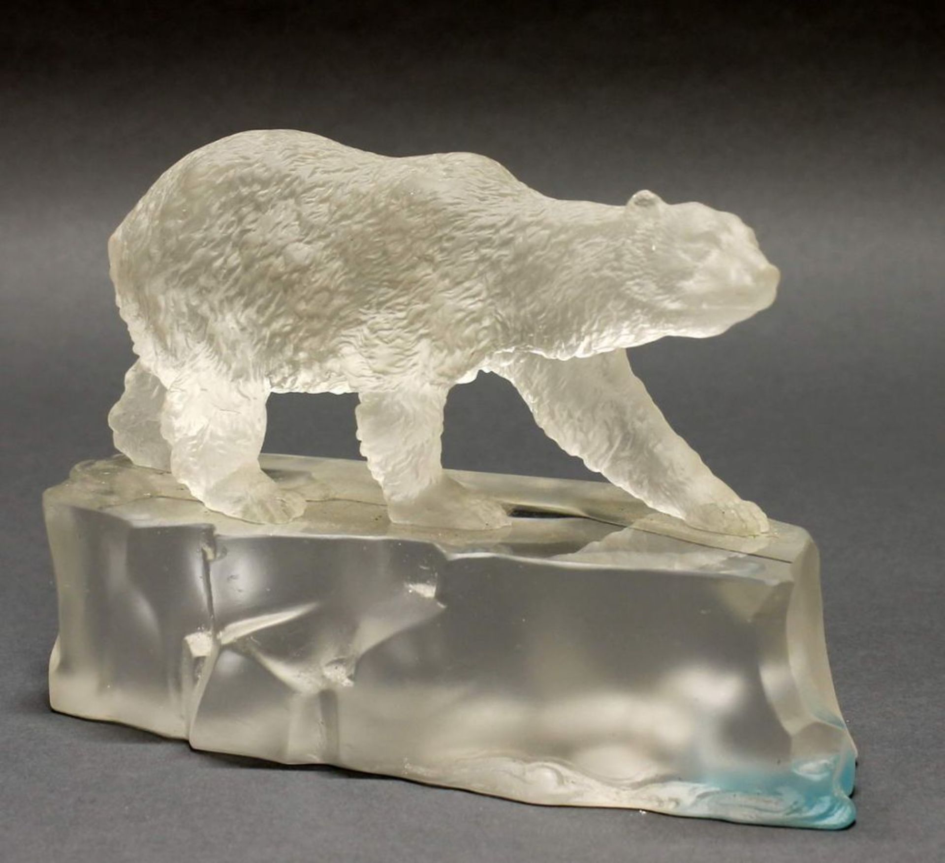 Reserve: 120 EUR        Glasskulptur, Polarbär, im Sockel eingelassene Robbe, neuzeitlich, 15 cm