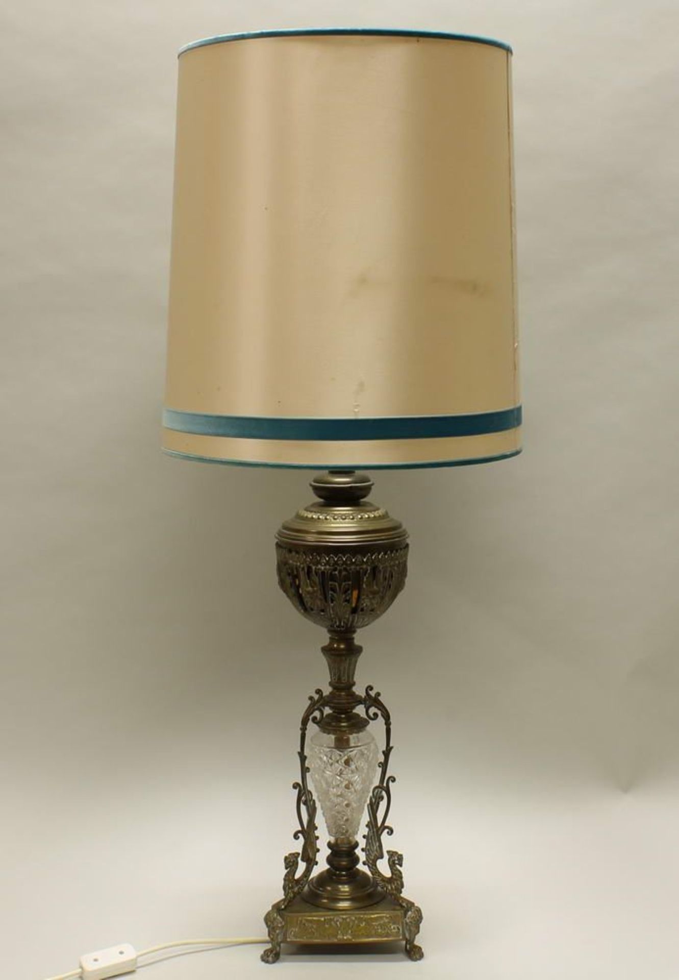 Reserve: 160 EUR        Tischlampe, Fuß ehemalige Petroleumlampe, Messing/Glas, elektrifiziert, - Image 2 of 2