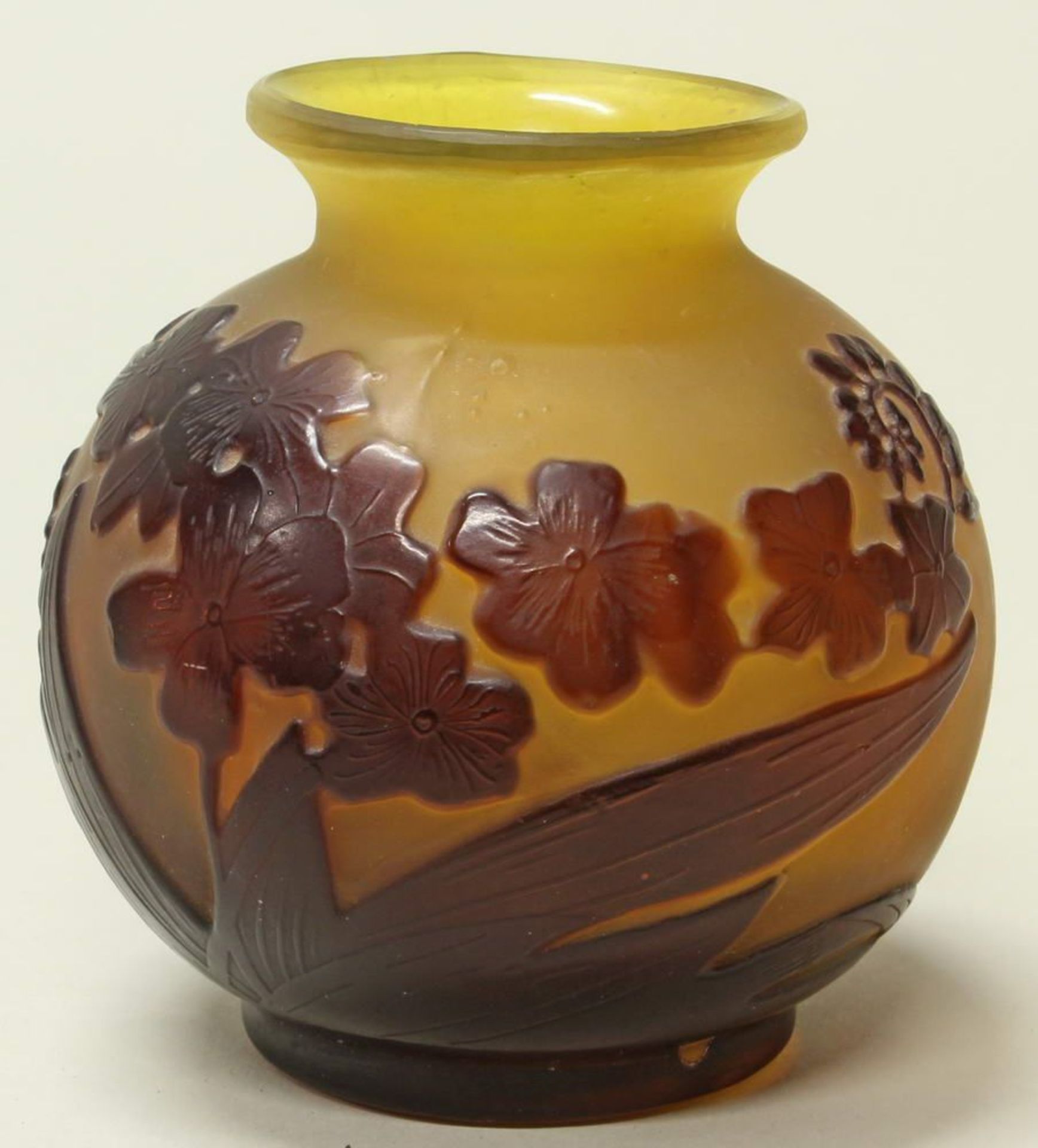 Reserve: 120 EUR        Vase, Emile Gallé, um 1920, Glas, Überfangdekor mit braunen Blüten und