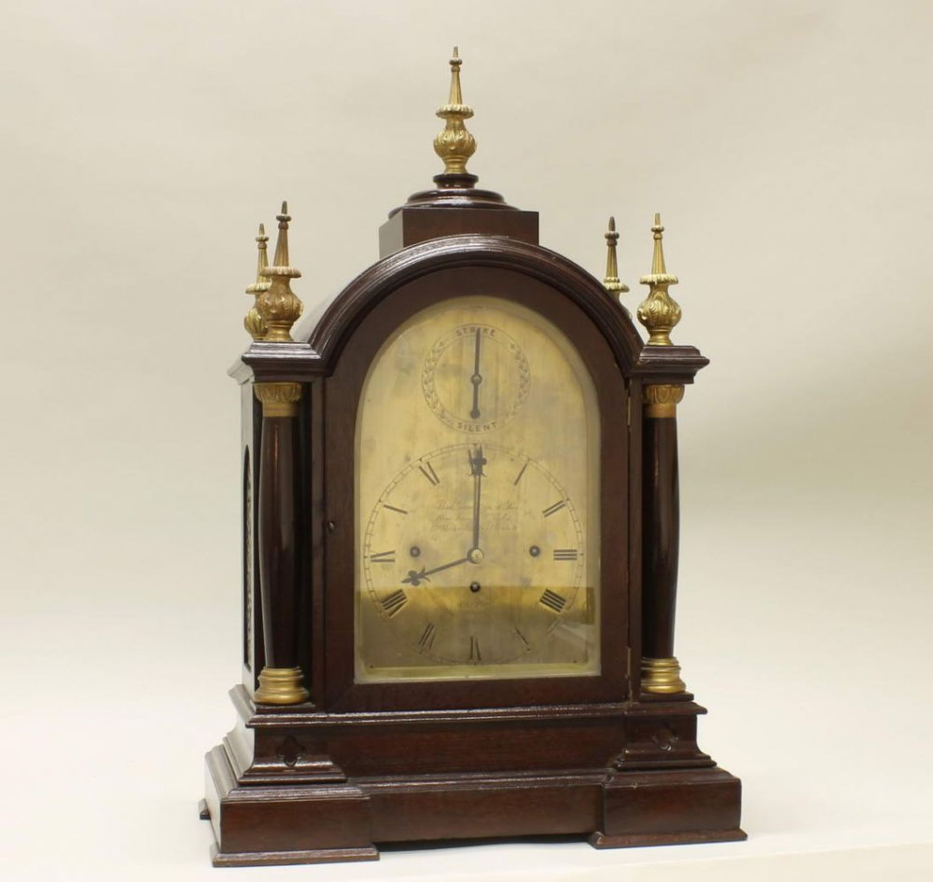 Reserve: 1200 EUR        Bracket Clock, England, 19. Jh., Eichengehäuse, flankierende Säulen und - Image 2 of 12