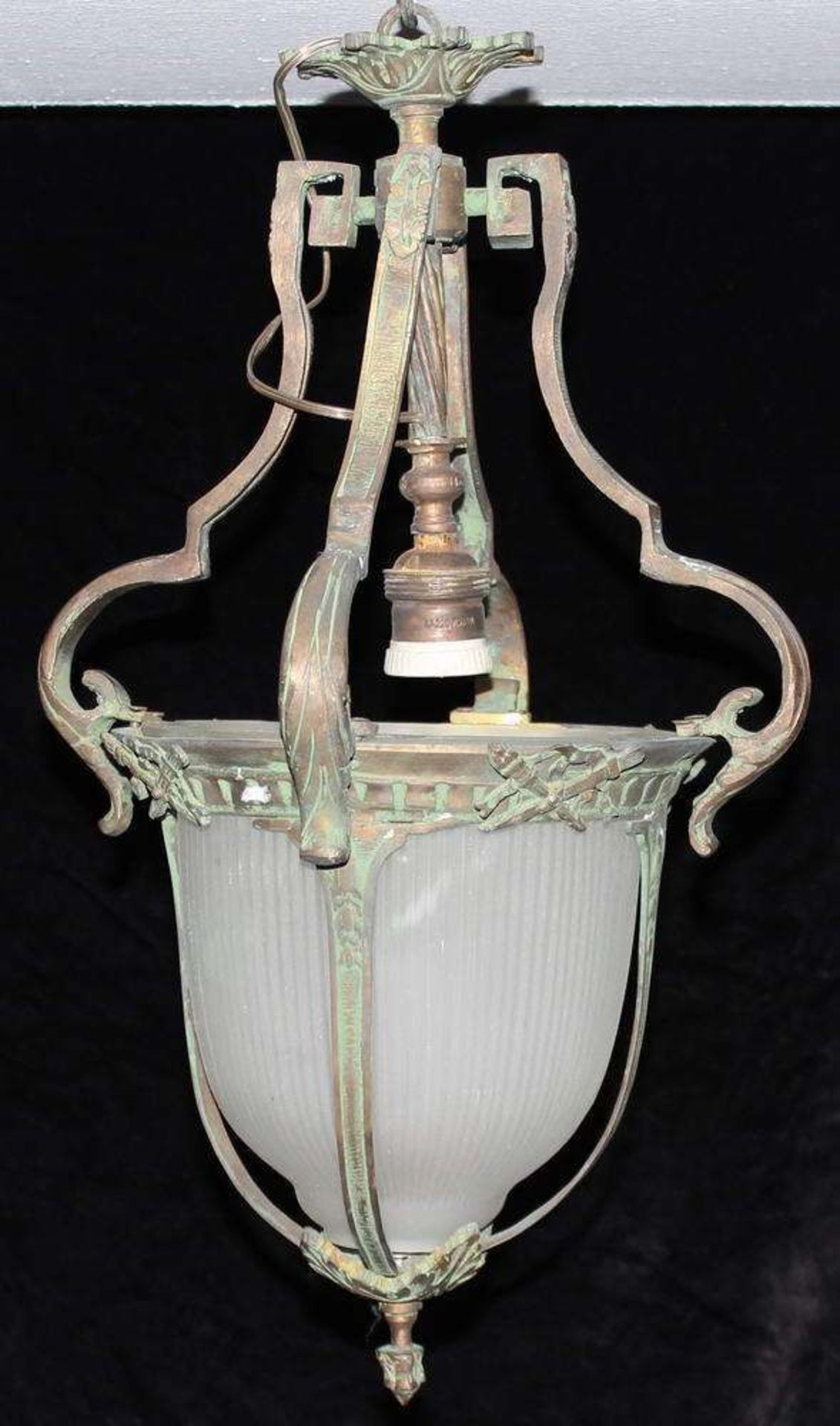 Reserve: 150 EUR        Deckenlampe, Bronze, grünlich patiniert, geriffelte Milchglasglocke, - Image 2 of 2