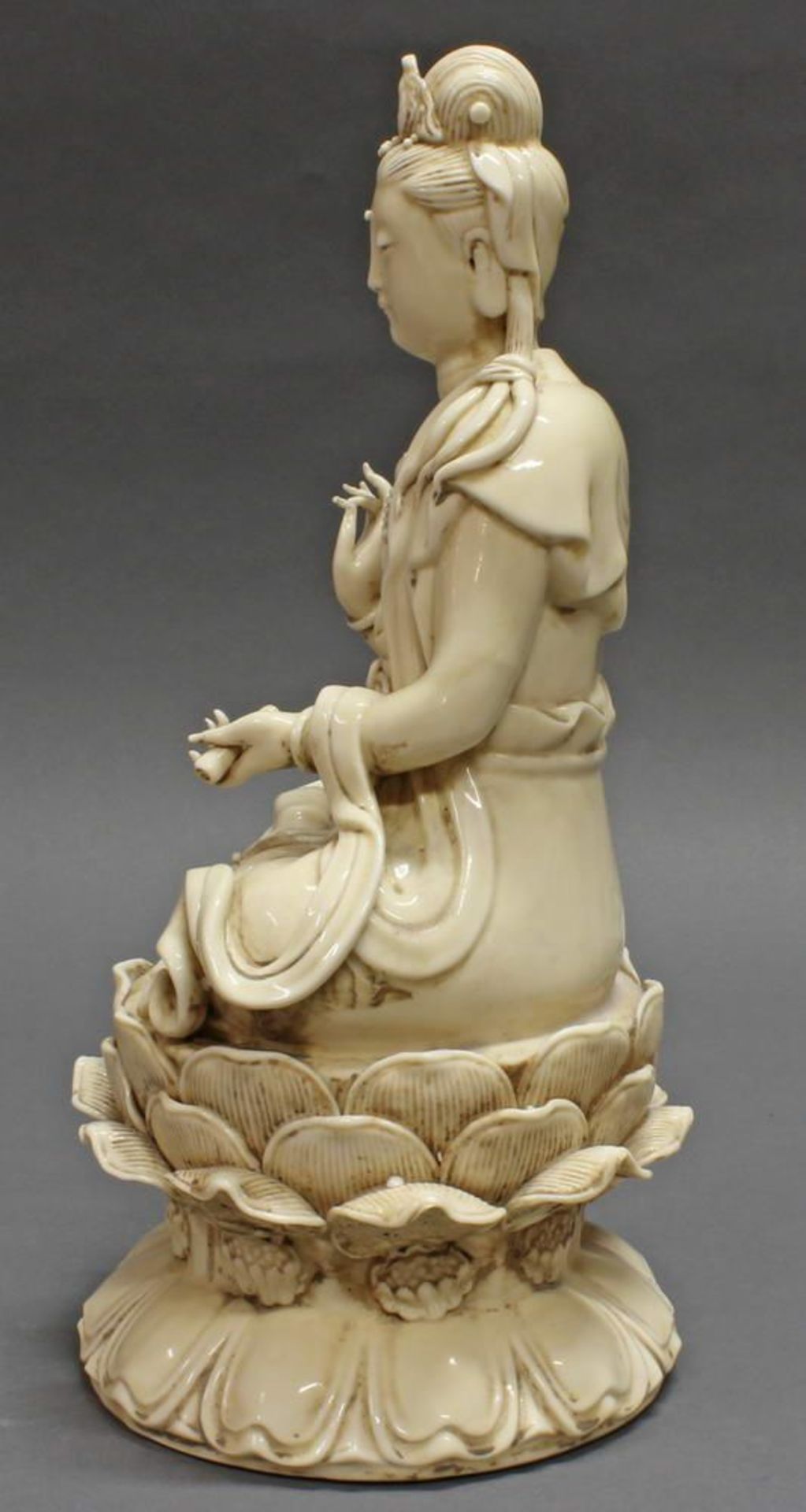 Reserve: 280 EUR        Skulptur, Blanc de chine, 20. Jh., sitzende Guanyin auf Lotosblüte, - Image 4 of 8