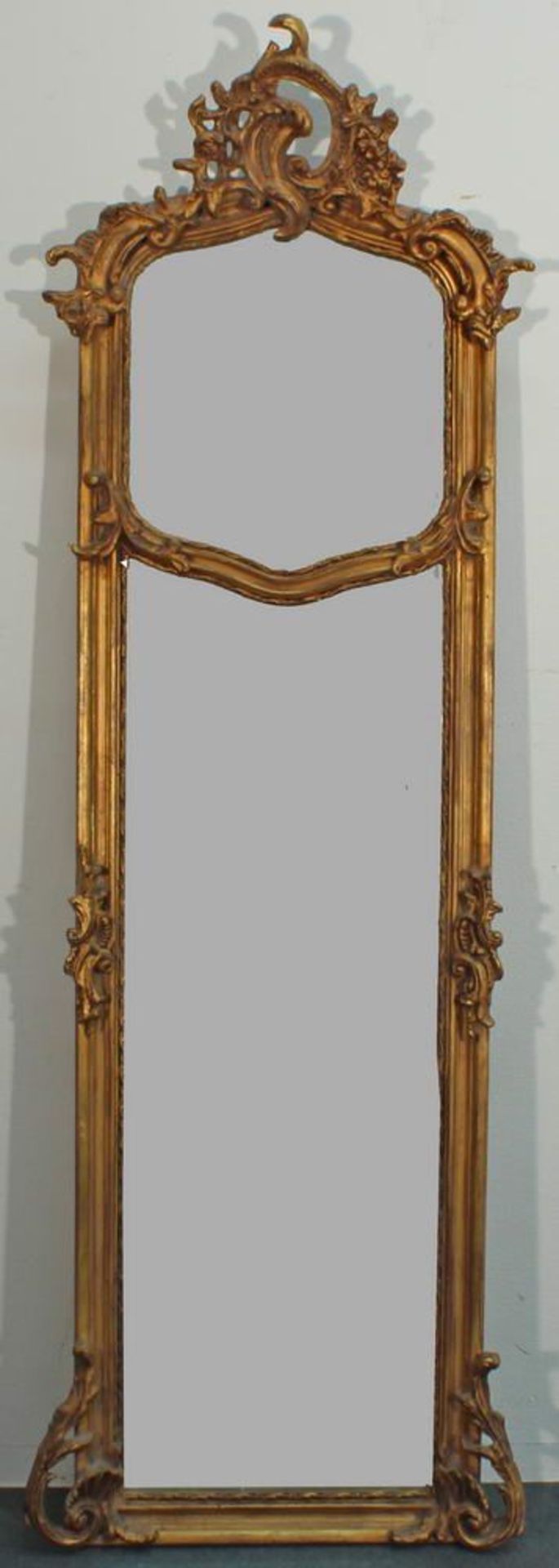 Reserve: 140 EUR        Schmaler Spiegel, französischer Stil, 20. Jh., Holz goldfarbig, reiche - Image 2 of 2