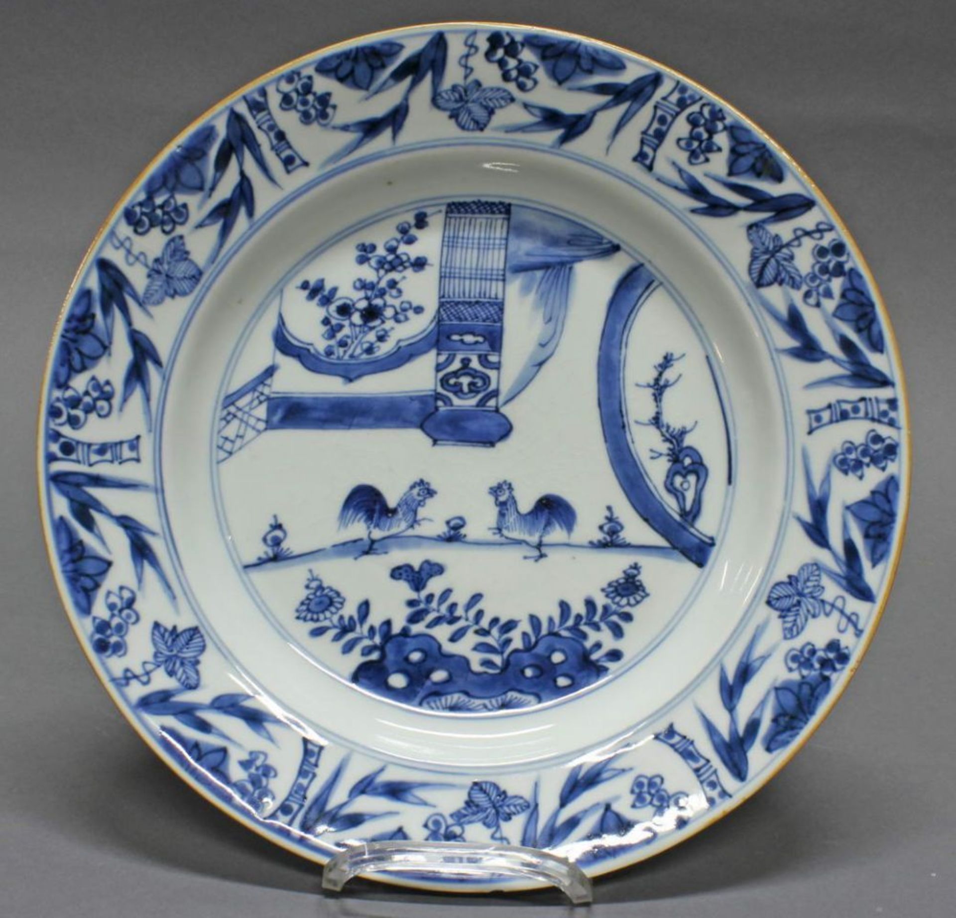 Reserve: 40 EUR        Teller, China, um 1800, Blauweiß-Dekor mit kämpfenden Hähnen, ø 27.5 cm, - Image 2 of 2