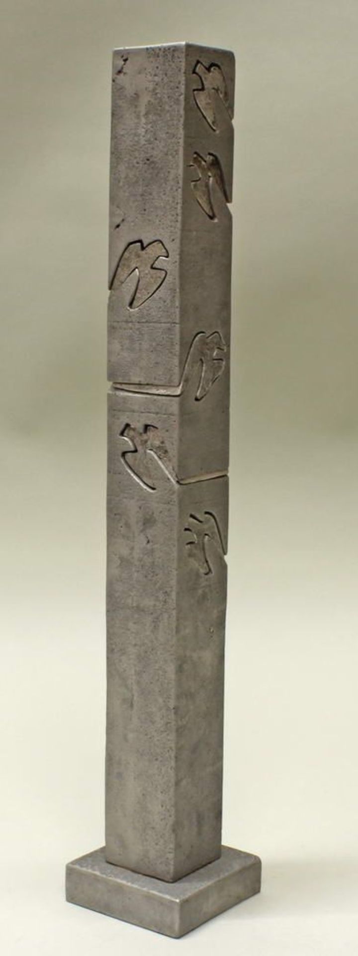 Reserve: 300 EUR        Stele, Metall, auf dem Sockel bezeichnet M. Frey, mit eingesetzten Vögeln, - Image 2 of 4