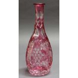 Reserve: 20 EUR        Karaffe, Kristallglas, rosarot überfangen, Weindekor, 29 cm hoch, ohne