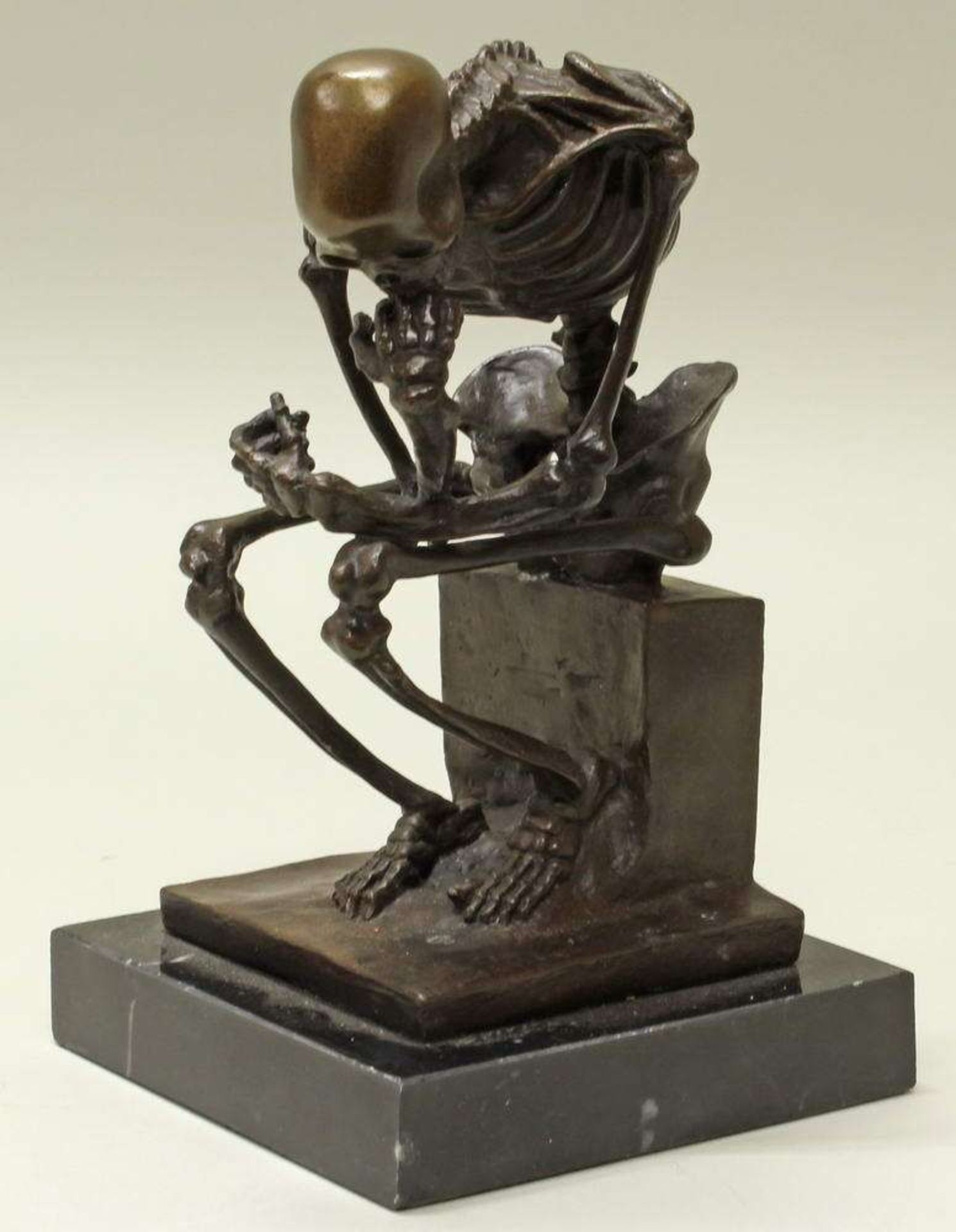 Reserve: 150 EUR        Bronze, "Der Denker als Skelett", neuzeitlicher Guss, auf schwarzem