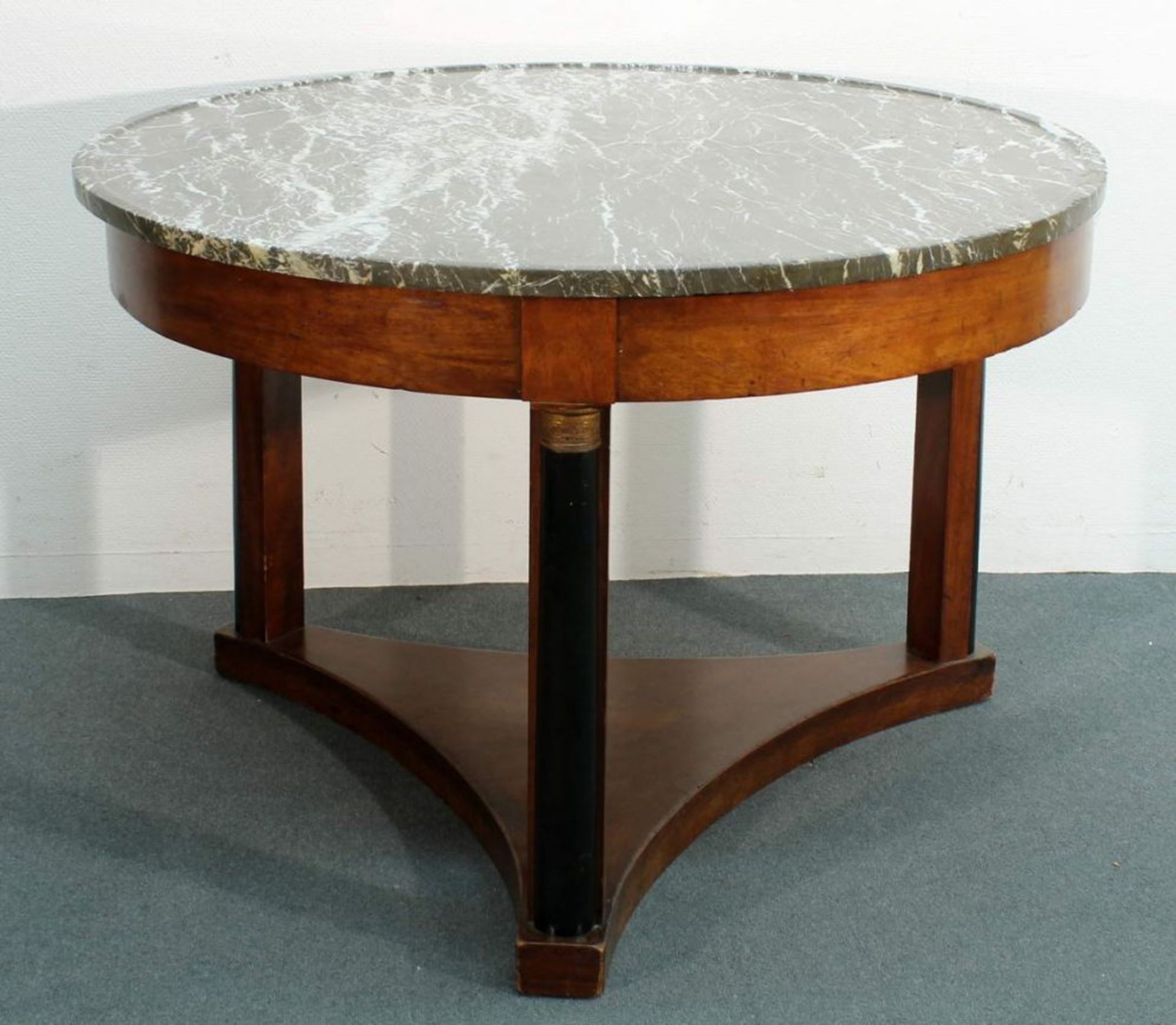 Reserve: 500 EUR        Salontisch, sog. Table de milieu, 1. Hälfte 19. Jh., Mahagoni, drei - Image 2 of 2