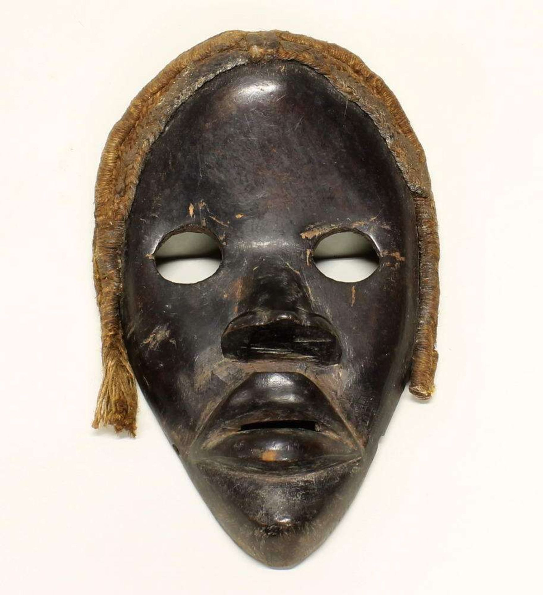 Reserve: 120 EUR        Maske, Dan, Liberia, Afrika, schwarz patiniertes Holz, kammartige Frisur mit - Image 2 of 2