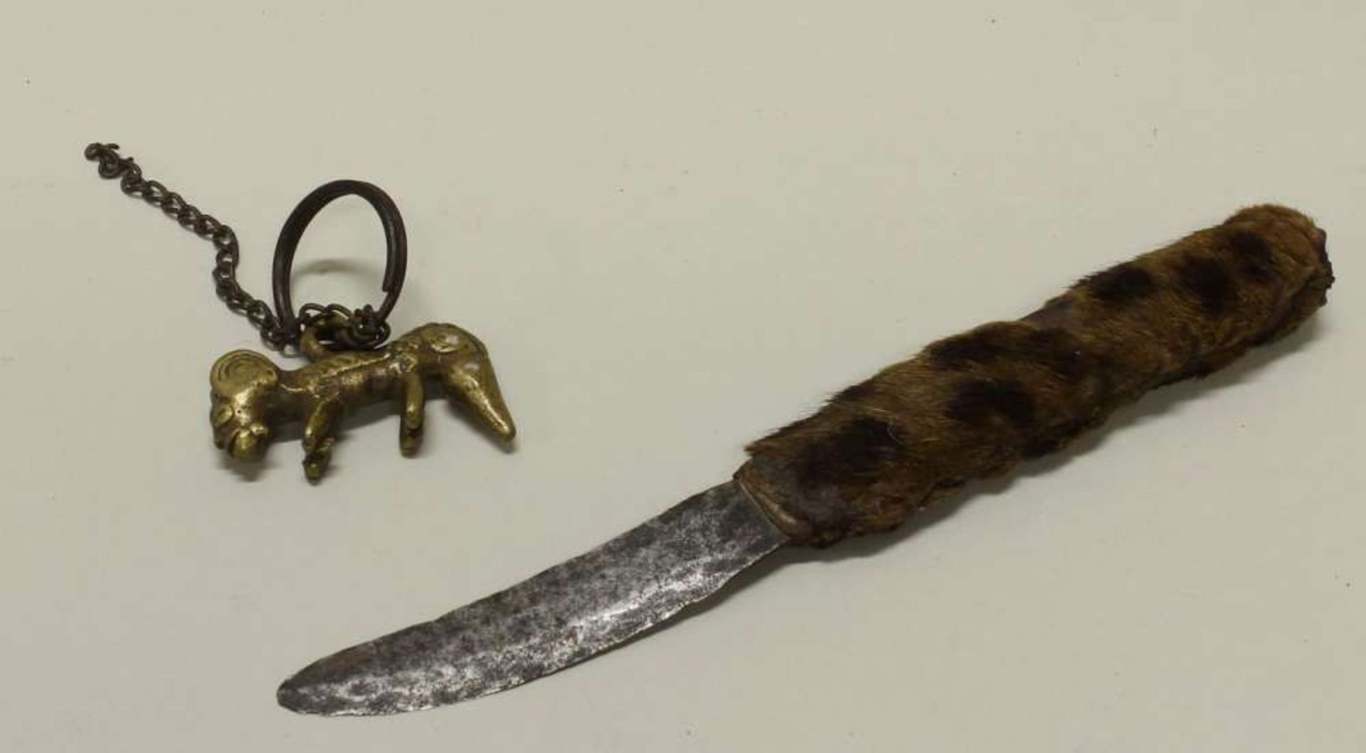 Reserve: 50 EUR        Bronzefigürchen "Tier" und Messer mit Fellscheide, Afrika, 3 cm bzw. 18.5 - Image 2 of 2