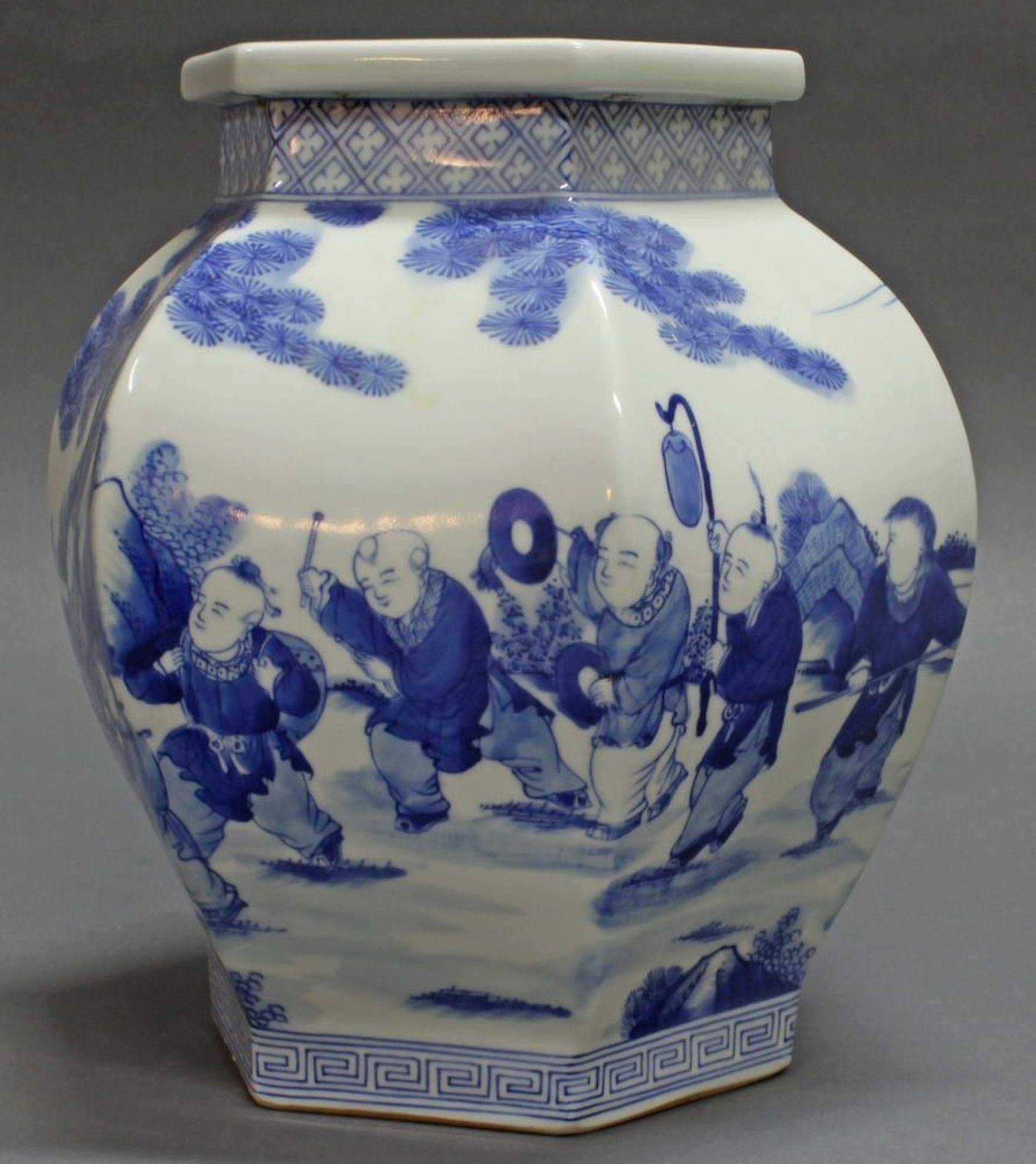 Reserve: 150 EUR        Vase, China, 20. Jh., Porzellan, sechseckig gebaucht, Blaumalerei, "