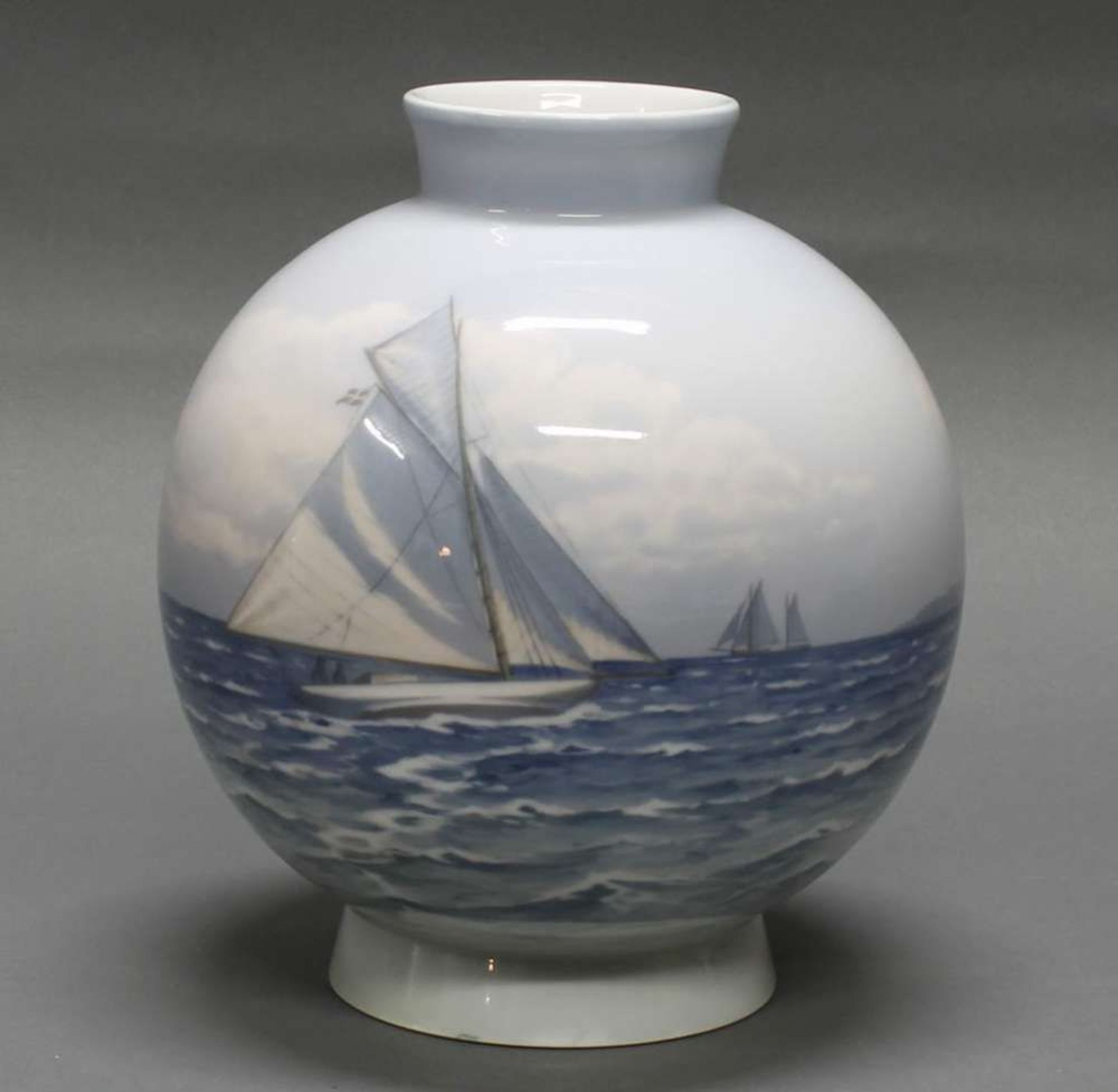 Reserve: 60 EUR        Vase, "Segelboote auf dem Meer", Bing & Gröndahl, Modellnummer 8781, kugelig, - Image 2 of 2