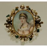 Reserve: 240 EUR        Brosche mit Miniaturmalerei, "Dame mit Diadem", um 1900, GG 585, Rankendekor