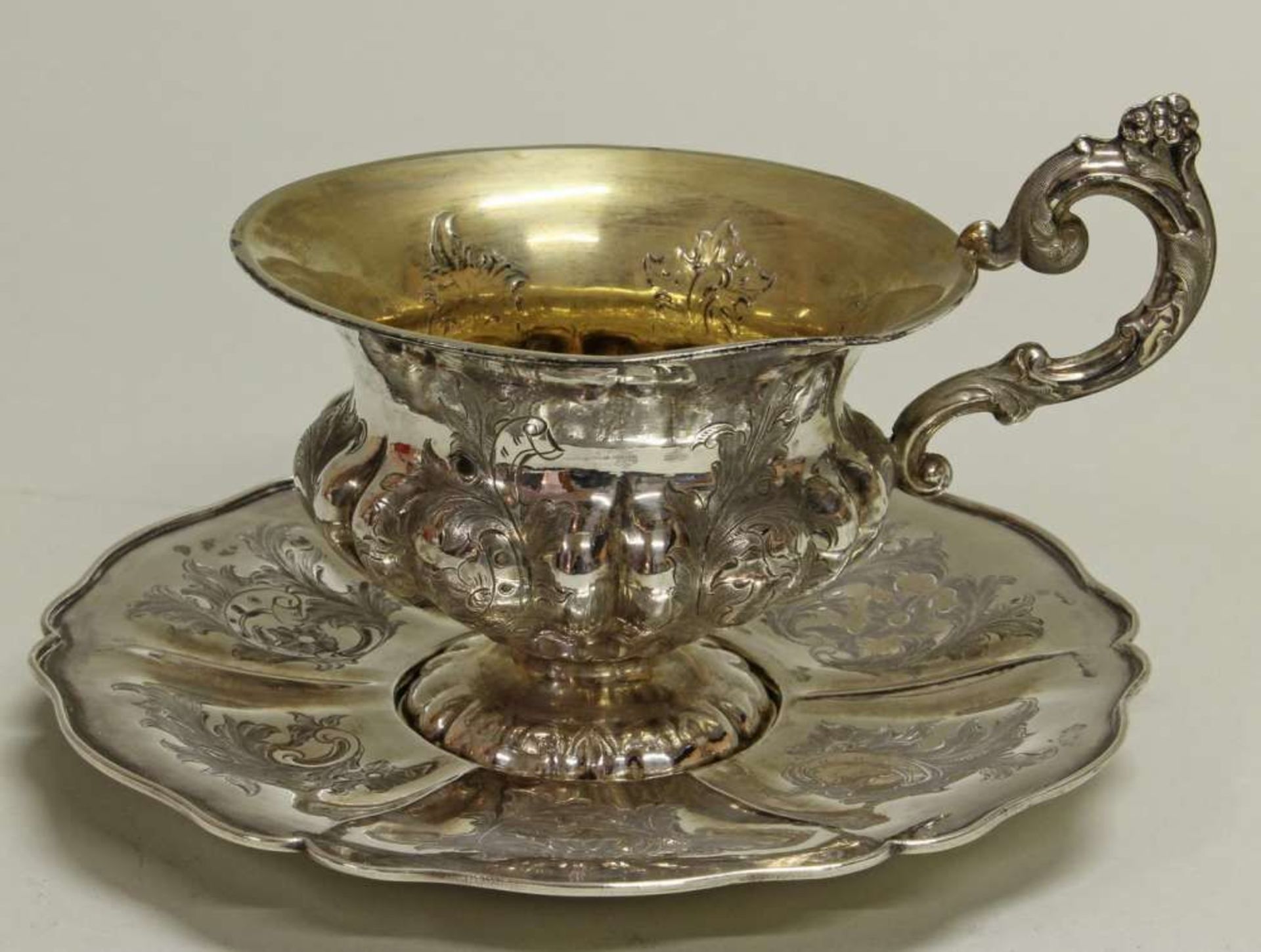 Reserve: 70 EUR        Tasse mit Untertasse, Silber 13-lötig, 19. Jh., innen vergoldet, Rokokodekor, - Image 2 of 2