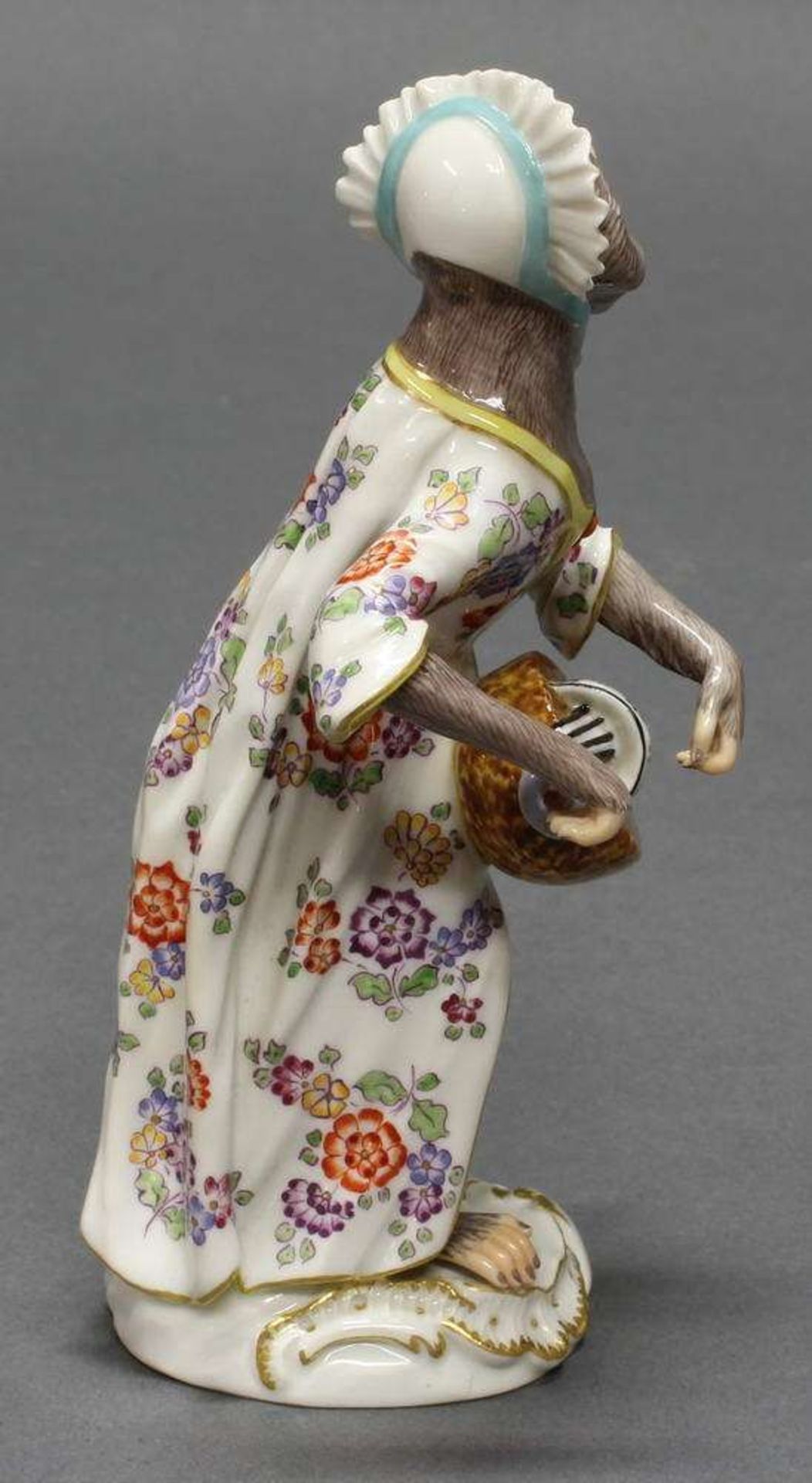 Reserve: 700 EUR        Porzellanfigur, "Musikantin mit Drehleier aus der Affenkapelle", Meissen, - Image 6 of 8