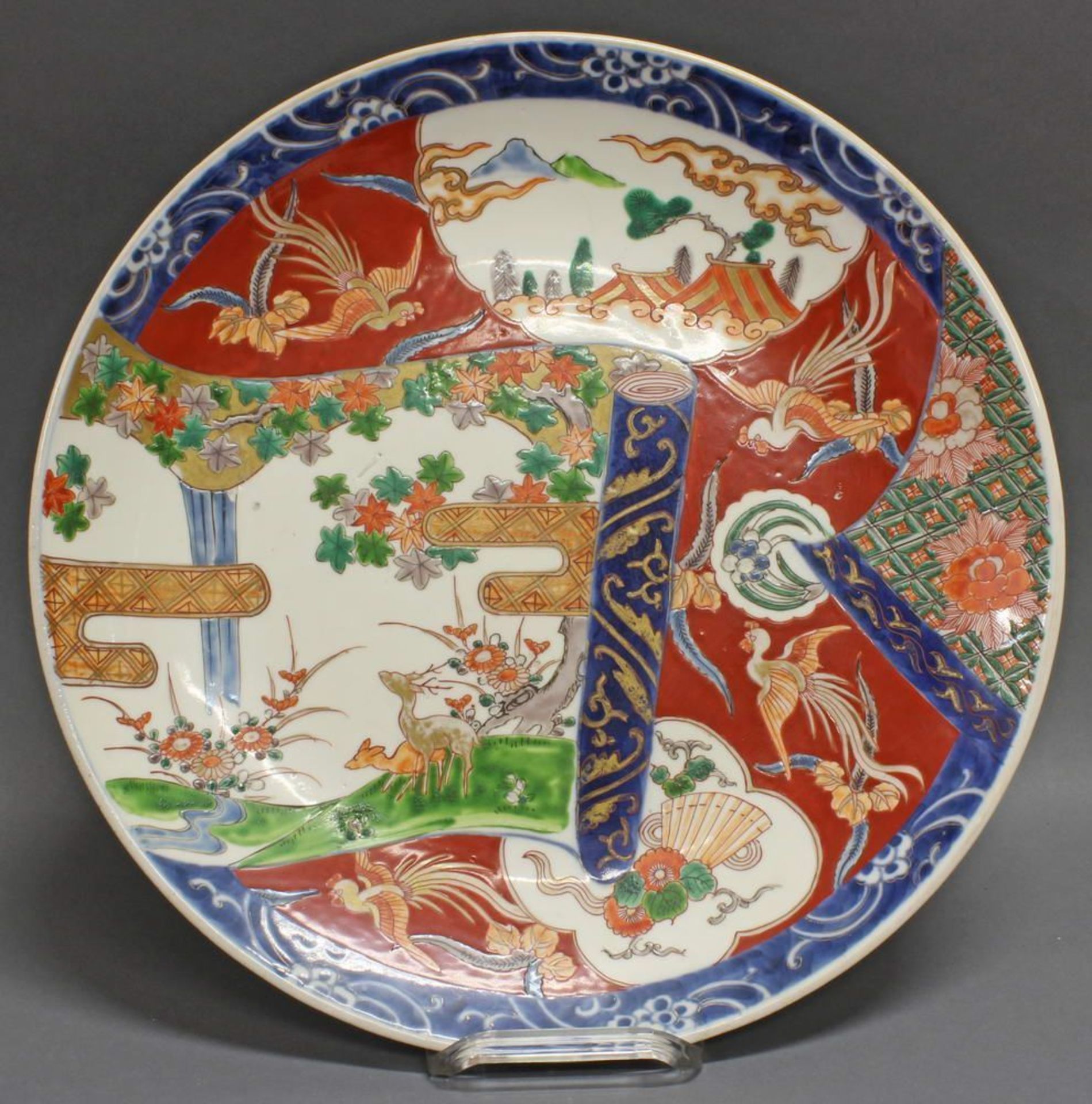 Reserve: 80 EUR        Platte, Japan, um 1900, Porzellan, Imari-Dekor, Reserven mit Phönix und - Image 2 of 2