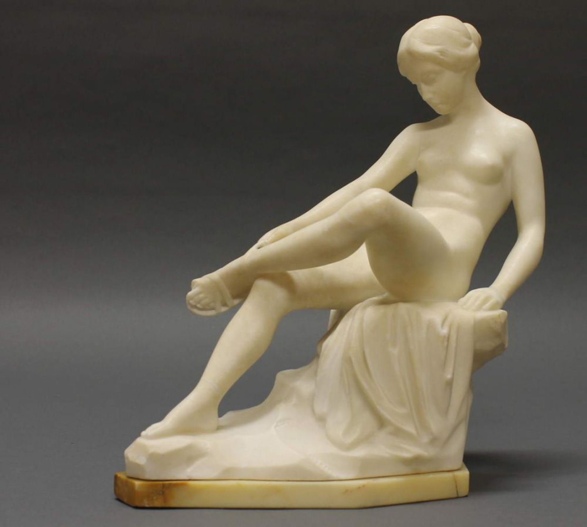 Reserve: 120 EUR        Skulptur, Alabaster, "Sandalenbinderin", 31 cm hoch, Zeh bestoßen, Fuß mit - Image 2 of 6