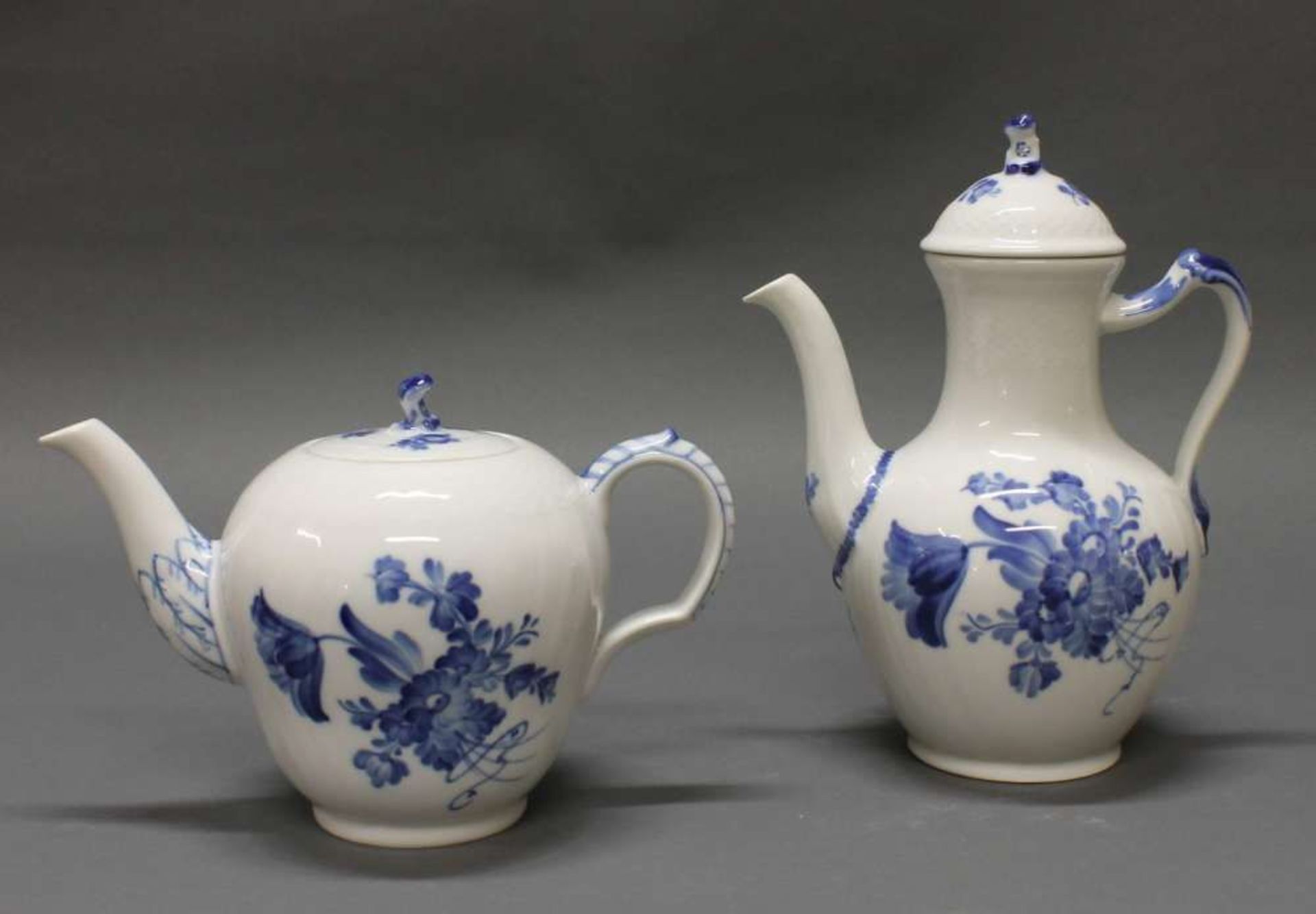 Reserve: 50 EUR        Teekanne und Kaffeekanne, Royal Kopenhagen, Dekor Blaue Blume, 16 cm bzw. - Image 2 of 2