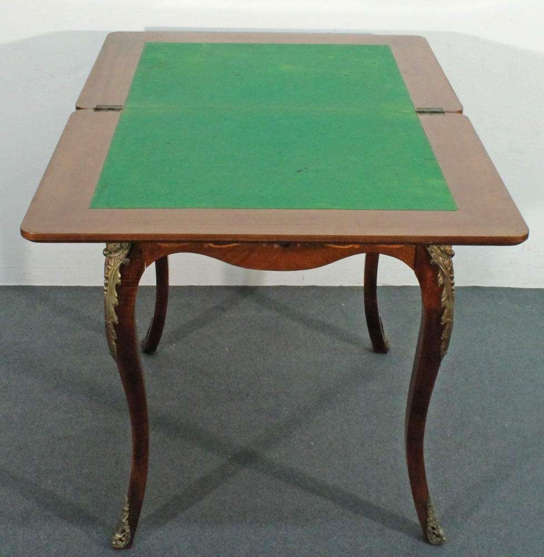 Reserve: 560 EUR        Spieltisch, Louis XV-Stil, um 1900, verschiedene Hölzer, intarsiert mit - Image 5 of 6
