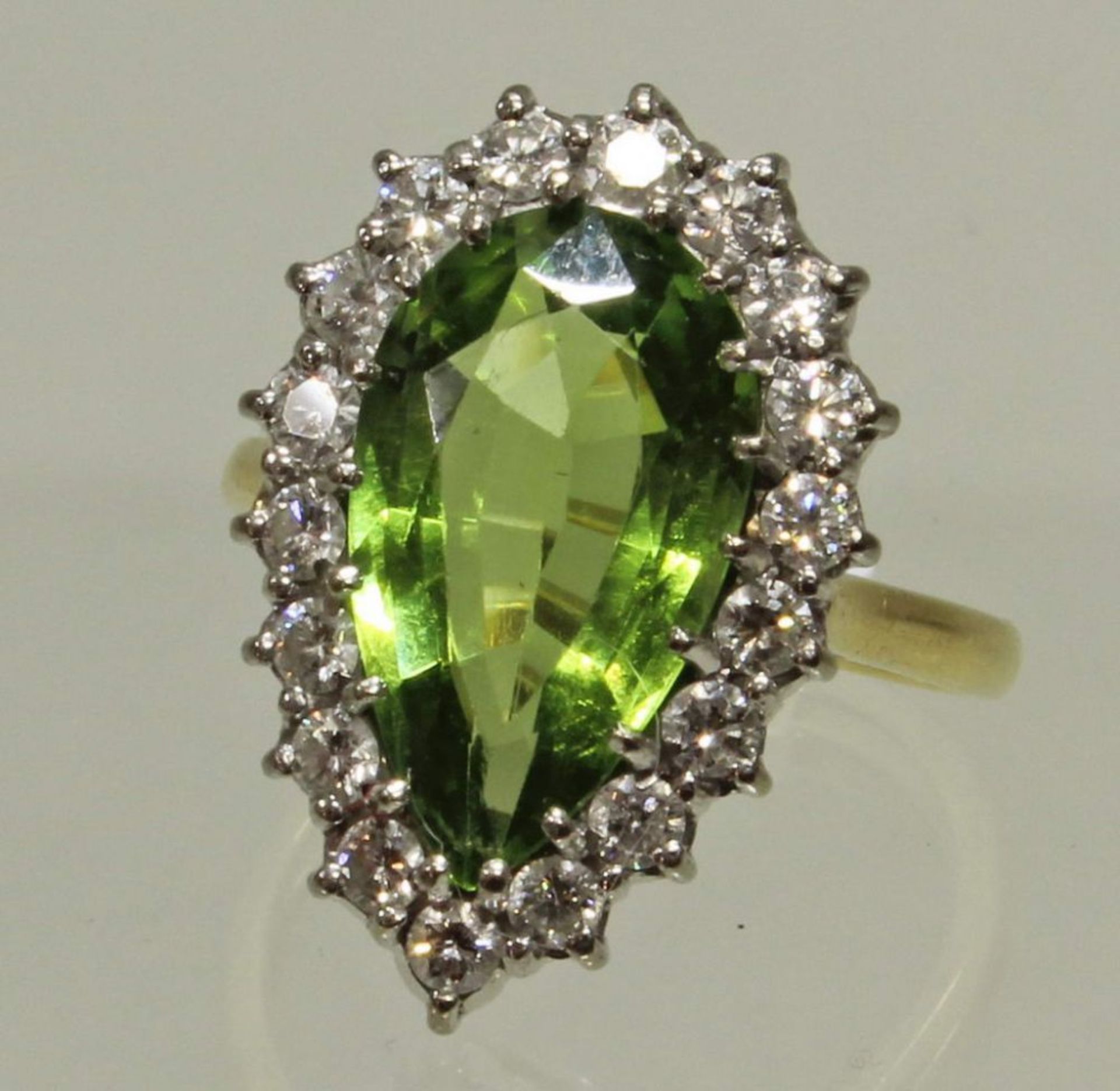 Reserve: 2000 EUR        Ring, GG 750, Platin belötet, 1 Peridot ca. 5.0 ct., Tropfenschliff,