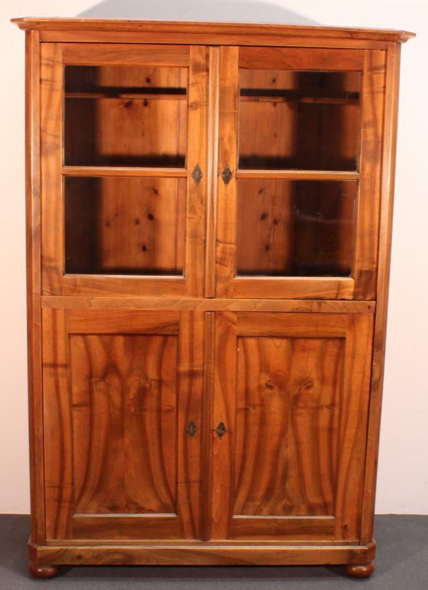 Reserve: 300 EUR        Vitrinenschrank, Mitte 19. Jh., Nussholz, Unterteil zwei geschlossene Türen, - Image 2 of 2