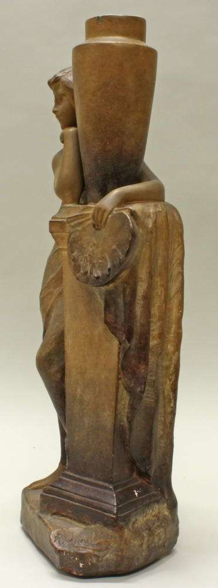 Reserve: 100 EUR        Figur, "Mädchen an Vase", Gips, patiniert, bezeichnet R. Aureli, - Image 3 of 10