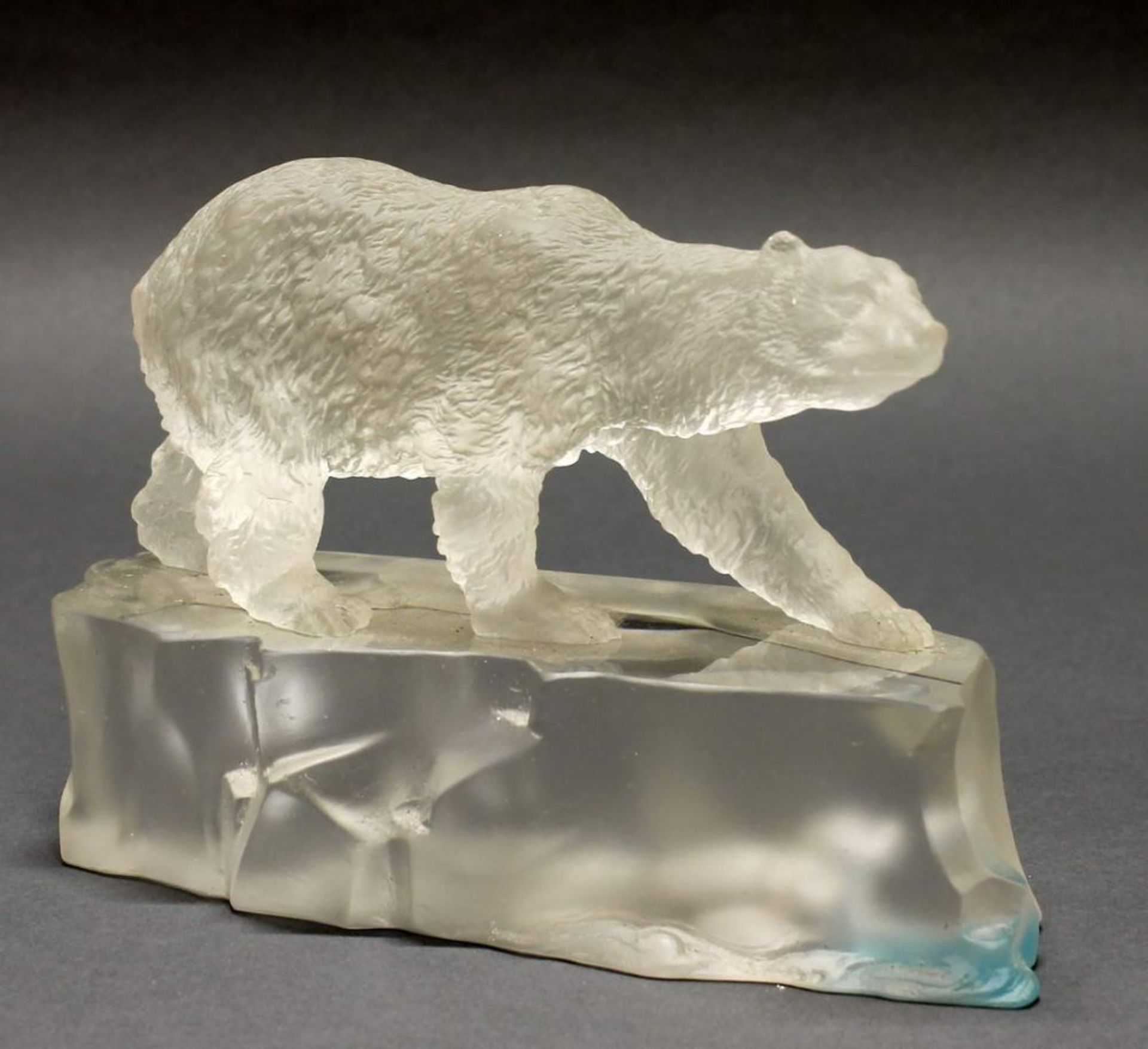 Reserve: 120 EUR        Glasskulptur, Polarbär, im Sockel eingelassene Robbe, neuzeitlich, 15 cm - Image 2 of 2