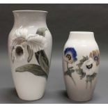 Reserve: 150 EUR        2 Vasen, Bing & Gröndahl bzw. Royal Kopenhagen, polychrome Blütendekore,