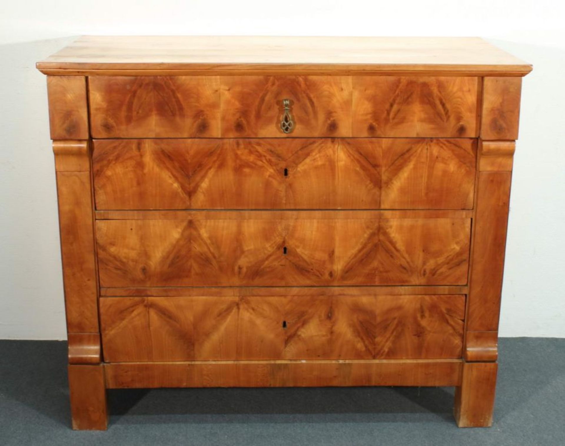 Reserve: 450 EUR        Kommode, Biedermeier, um 1825, Kirschbaum, vier Schübe, 96.5 x 114 x 56 - Image 2 of 4