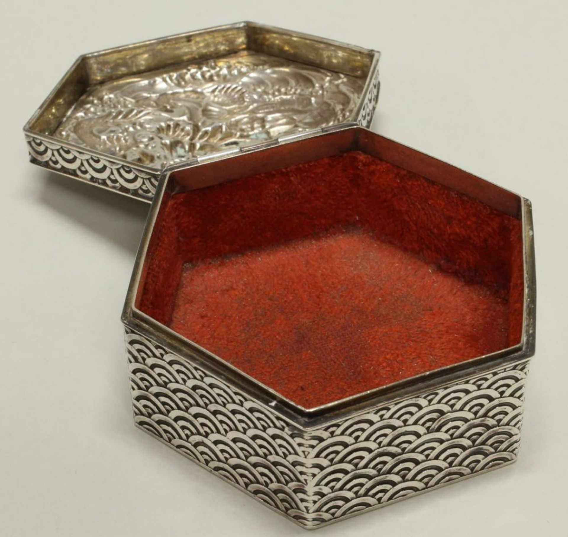 Reserve: 40 EUR        Zierdose, Japan, um 1900, versilbert, hexagonal, Scharnierdeckel mit - Image 3 of 4
