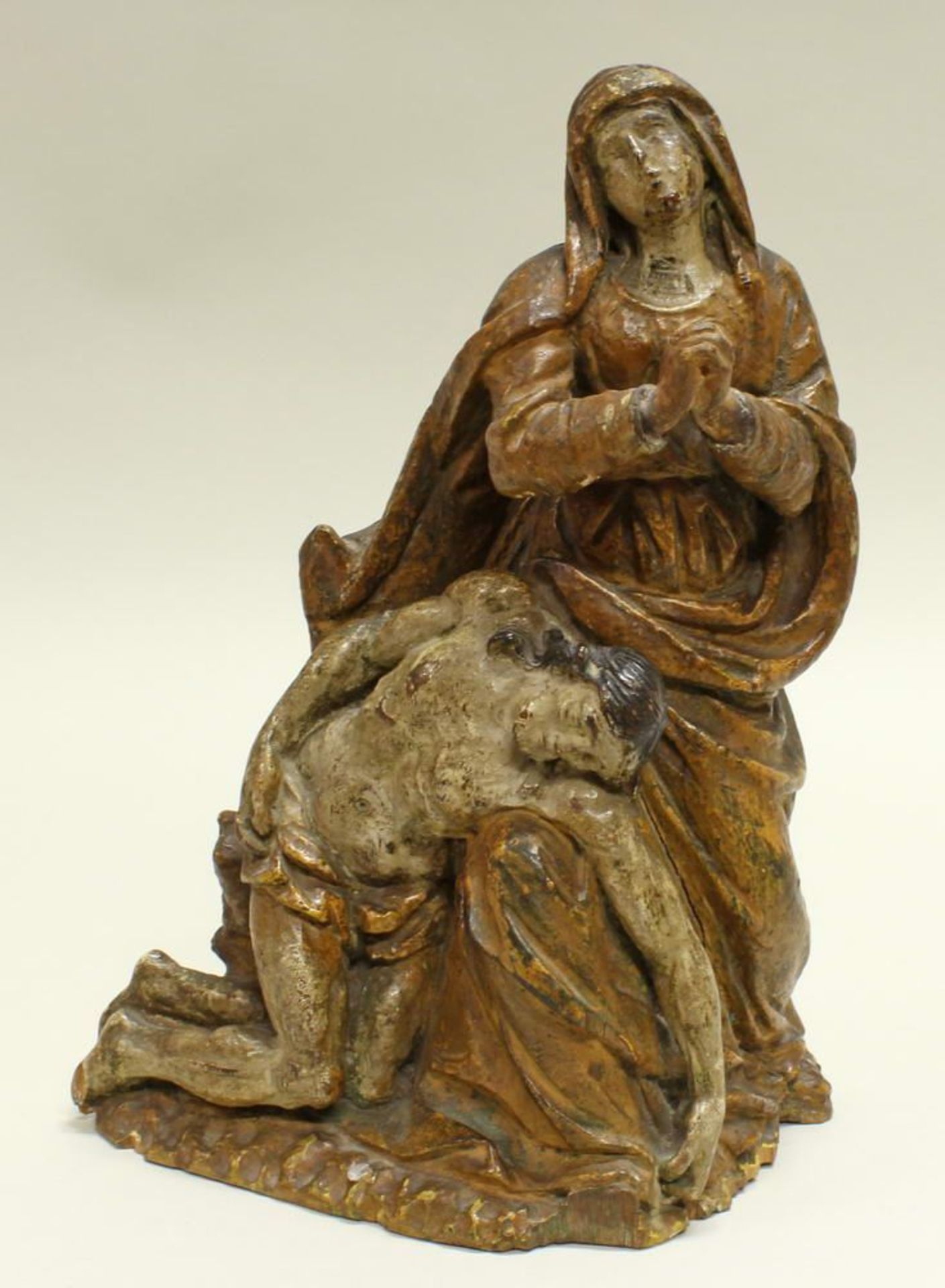 Reserve: 600 EUR        Skulptur, Holz geschnitzt, "Pietà", wohl flämisch, 17. Jh., Reste alter