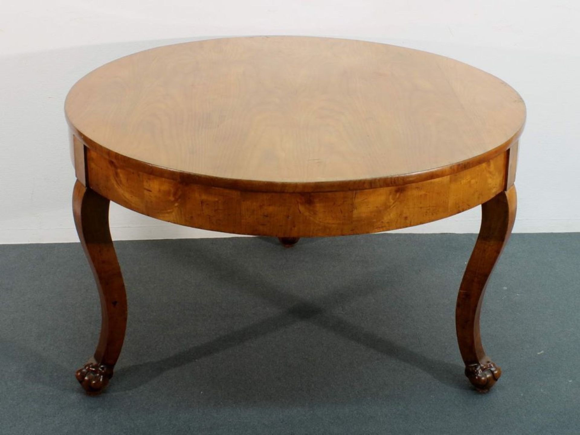 Reserve: 600 EUR        Tisch, Biedermeier, um 1830/40, Kirschbaum, drei Beine mit Klauenfüßen, 75