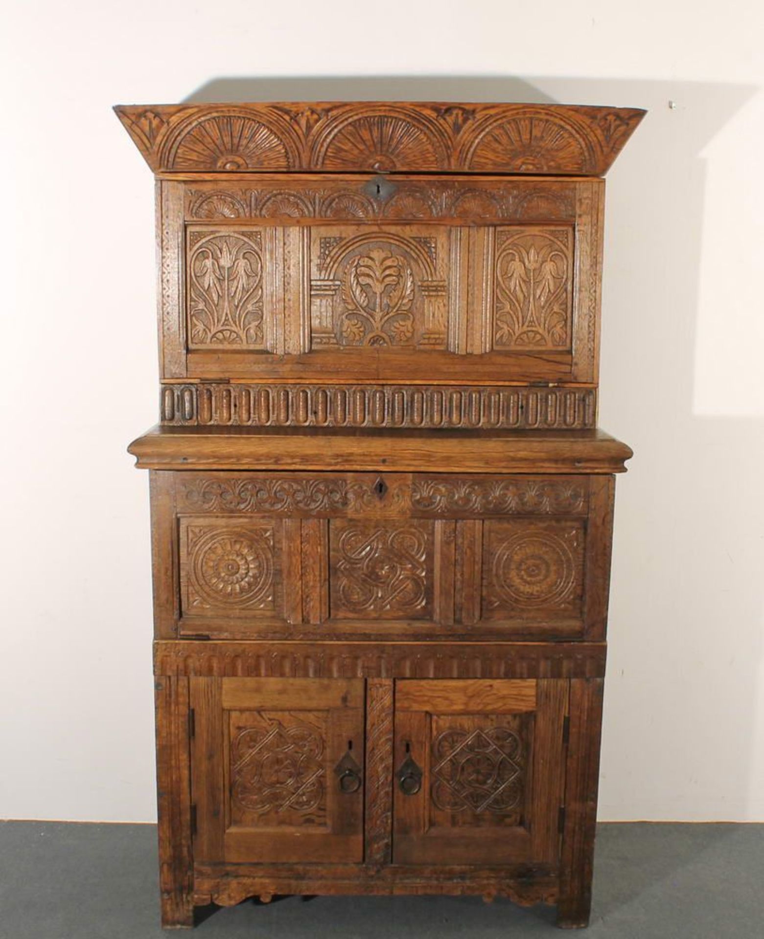 Reserve: 240 EUR        Truhenschrank, England, Mitte 19. Jh., Eiche, Front mit reicher