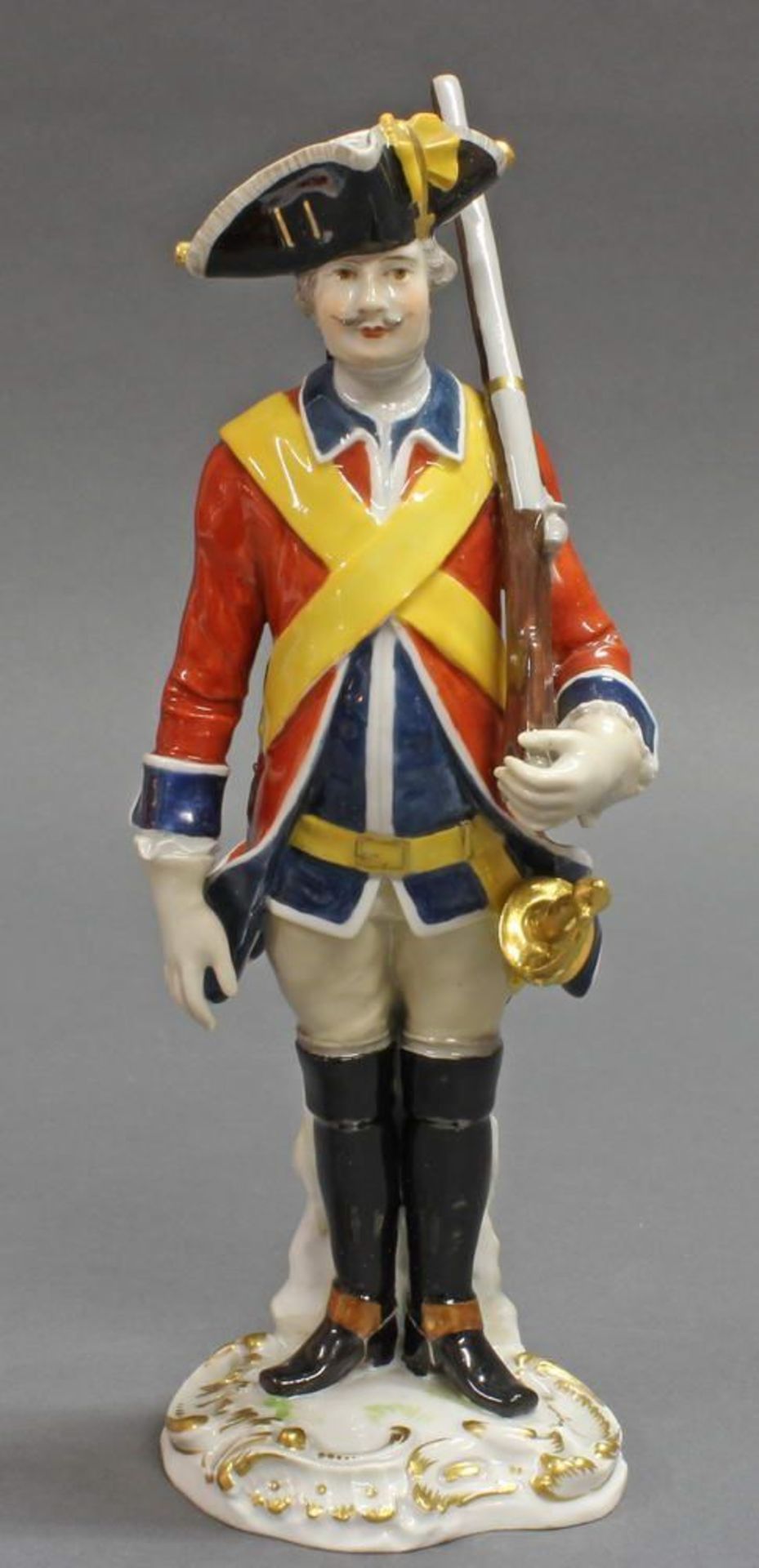 Reserve: 250 EUR        Porzellanfigur, "Soldat in Uniform", Meissen, Jubiläums-Schwertermarke von