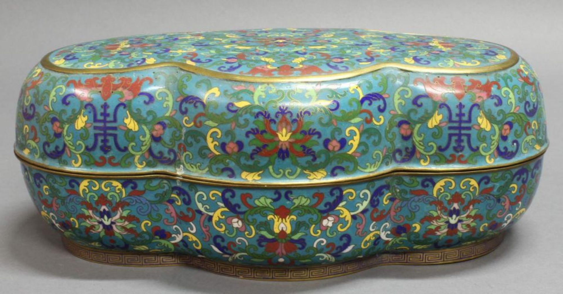 Reserve: 200 EUR        Deckeldose, China, 20. Jh., Cloisonné, passig, farbiges Rankenornament, - Image 2 of 4