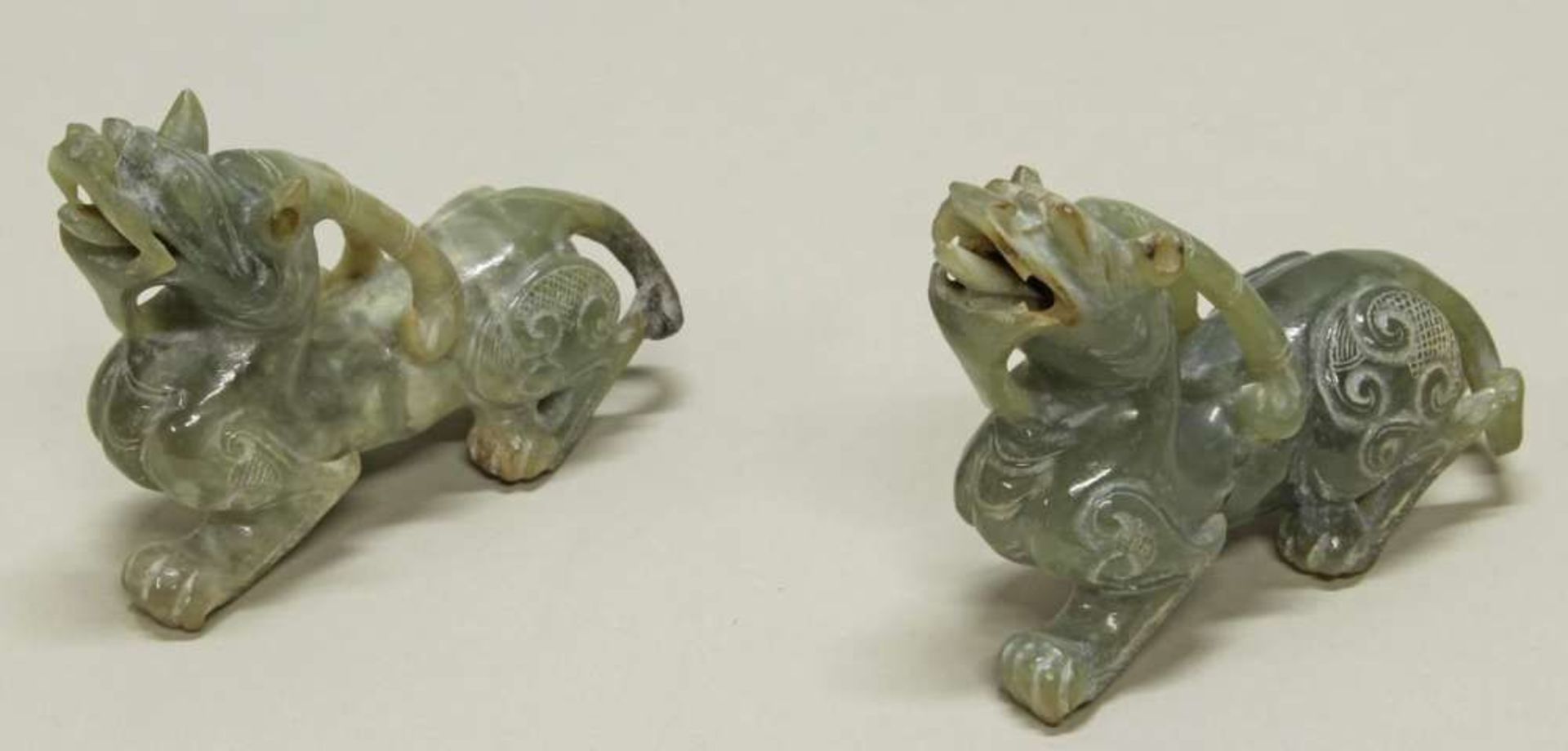 Reserve: 30 EUR        Paar Fabeltiere, China, 20. Jh., Jadeit, 5.5 cm hoch, wenig bestoßen - Image 2 of 2