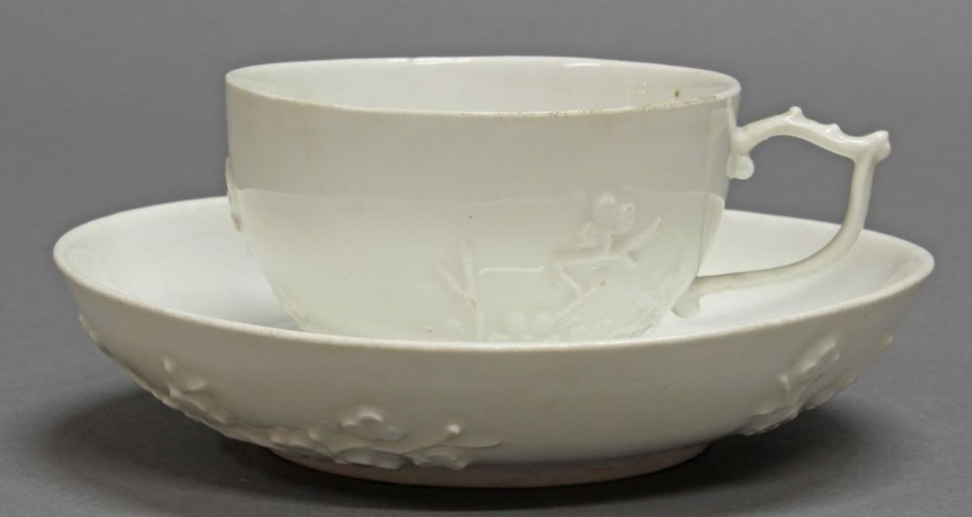 Reserve: 60 EUR        Tasse mit Untertasse, Meissen, Schwertermarke, 18. Jh., Prunus-Relief,