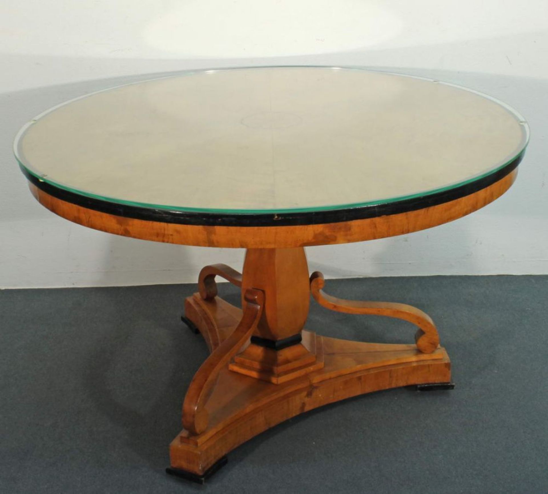 Reserve: 500 EUR        Tisch, Biedermeier, um 1825, Birke, dreipassiger Fuß mit