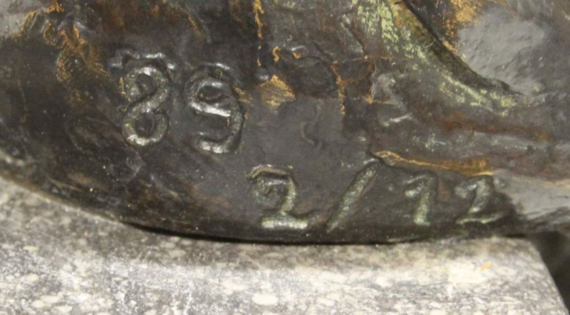 Reserve: 480 EUR        Bronze und Stein, "Junge und Mädchen an der Mauer", verso bezeichnet Ronzano - Image 7 of 8