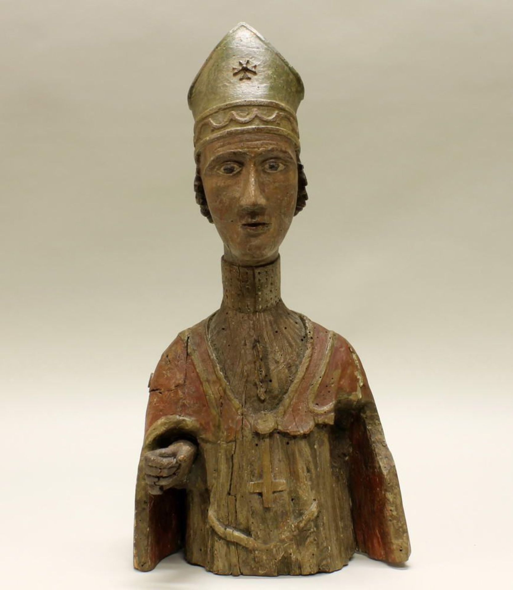 Reserve: 480 EUR        Skulptur, Holz geschnitzt, "Halbfigur eines Bischofs", um 1500, Fragment, - Image 4 of 14