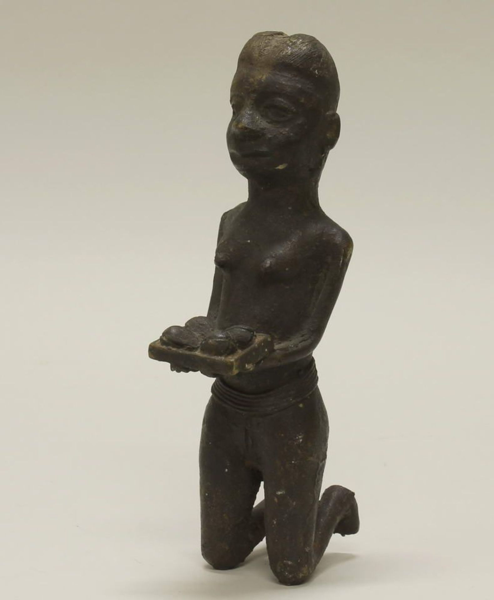 Reserve: 50 EUR        Skulptur, opfernde kniende weibliche Figur, Ghana, Afrika, Bronze, dunkle