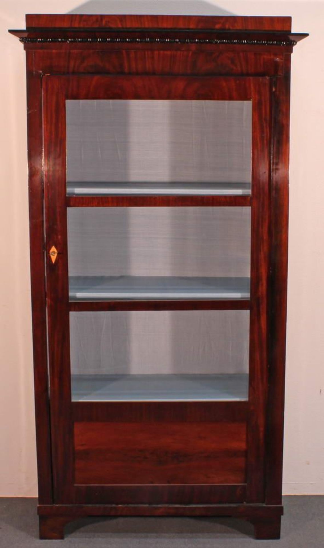 Reserve: 350 EUR        Vitrine, Biedermeier, um 1825, Mahagoni, eintürig, Tür 3/4 verglast, 179 x