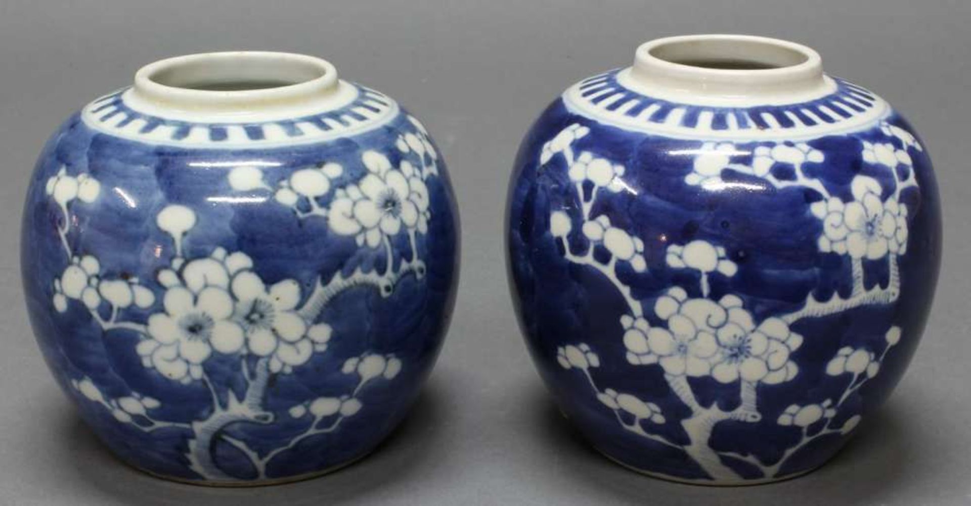 Reserve: 40 EUR        2 Ingwertöpfe, China, 20. Jh., Blau-Weiß-Dekor mit Blüten, 12 cm hoch, - Image 2 of 4