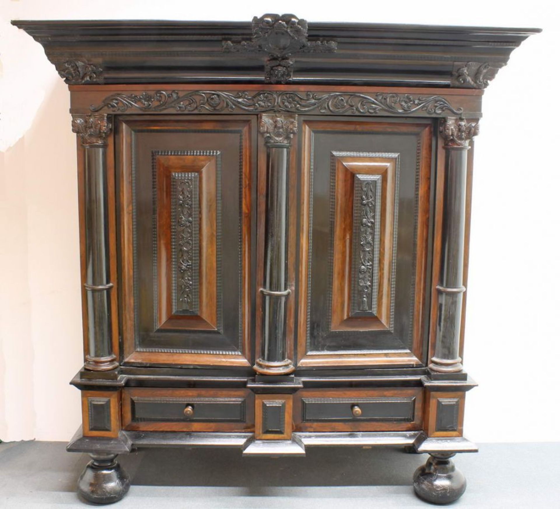 Reserve: 2500 EUR        Kissenschrank, Friesland, um 1700, Palisander, teils ebonisiert, Kissen und - Image 2 of 2