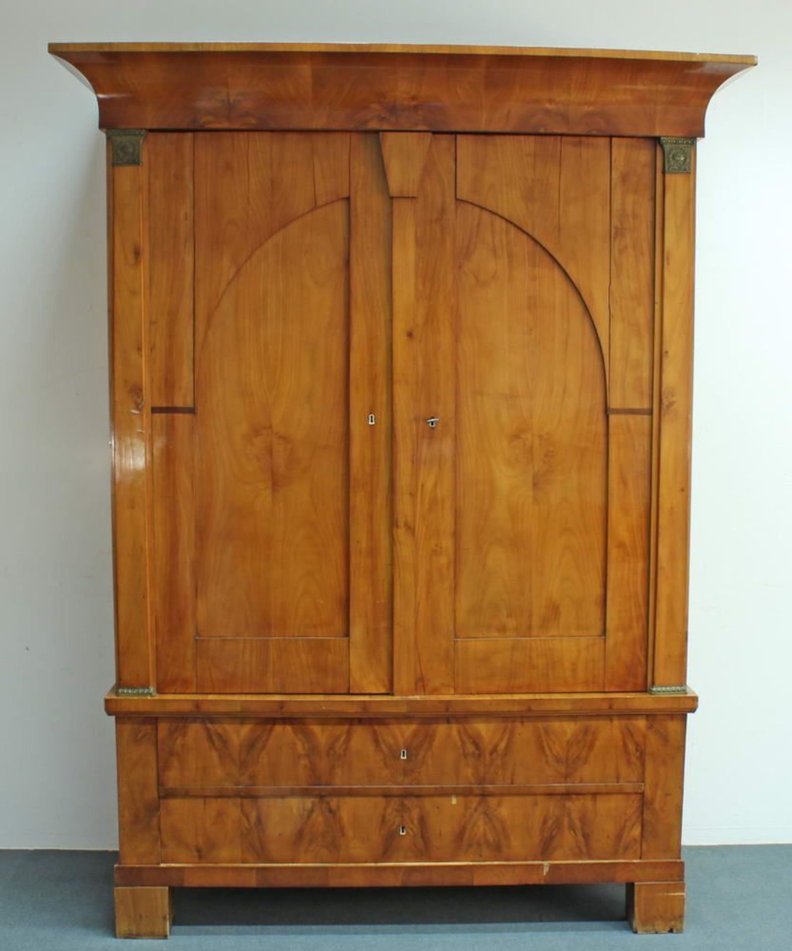 Reserve: 1200 EUR        Schrank, Biedermeier, um 1825, Kirschbaum, zwei Türen, im Sockel zwei - Image 2 of 2